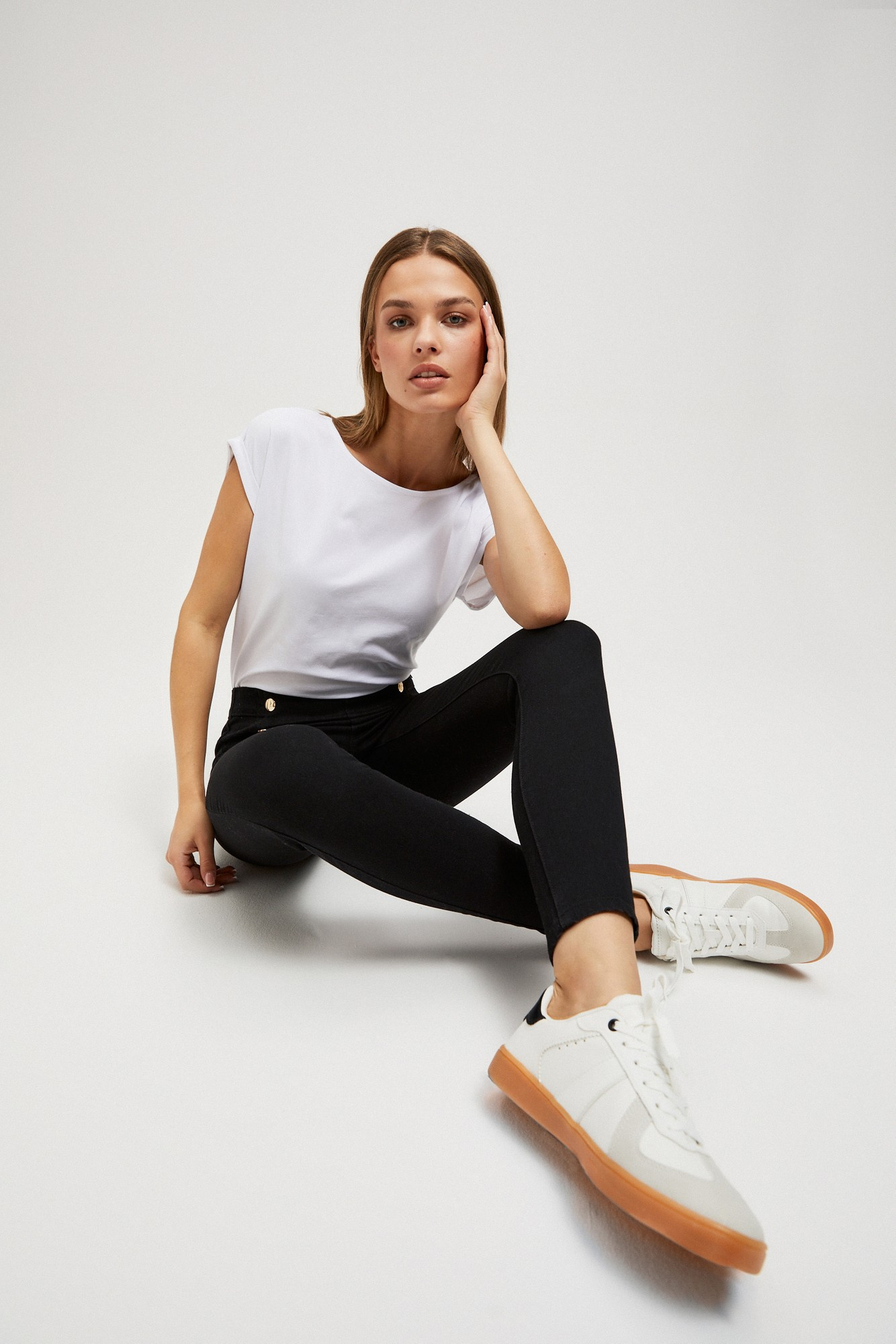 Jeans with decorative buttons