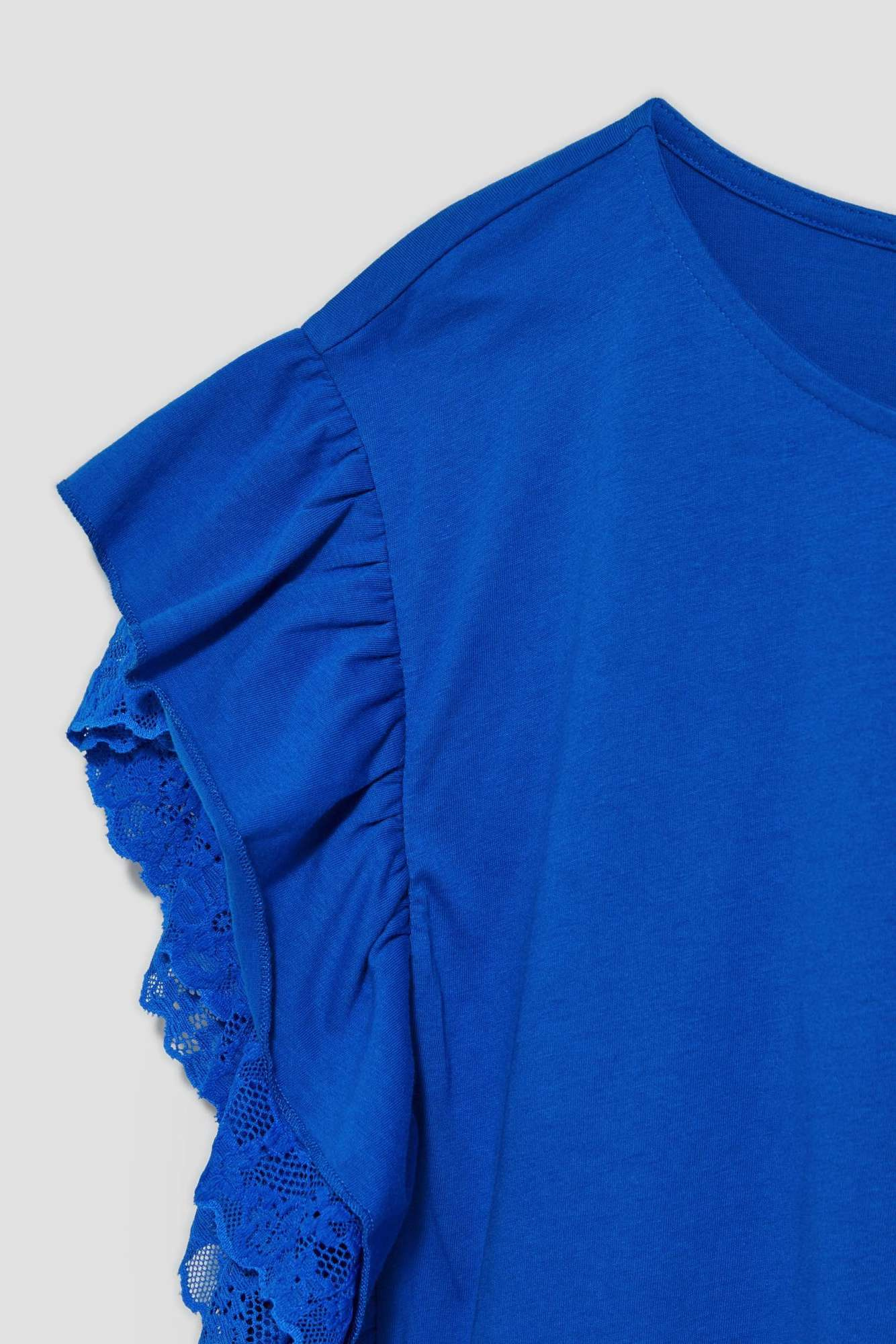 Blouse with ruffles on the shoulders