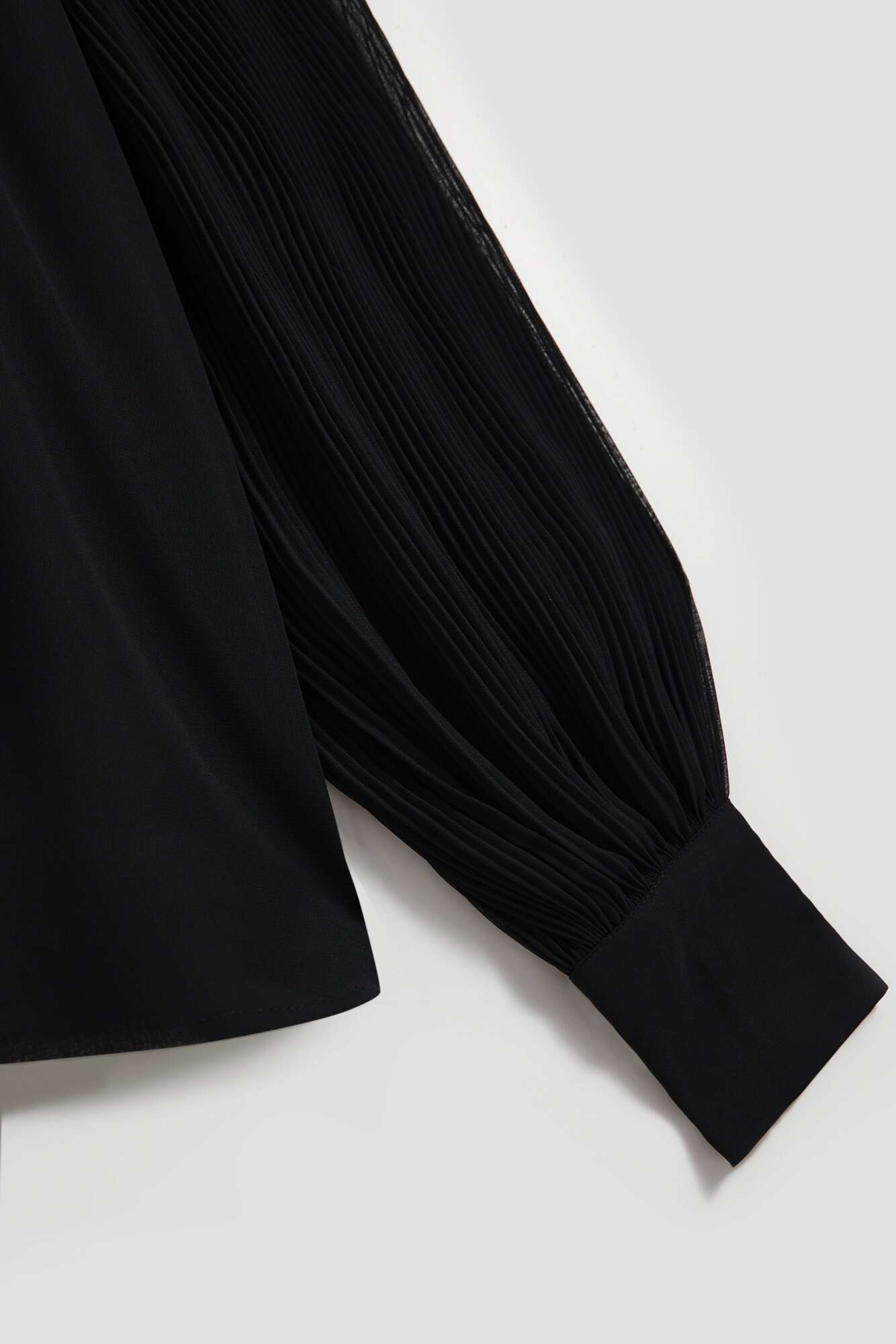 Shirt with gathered sleeves