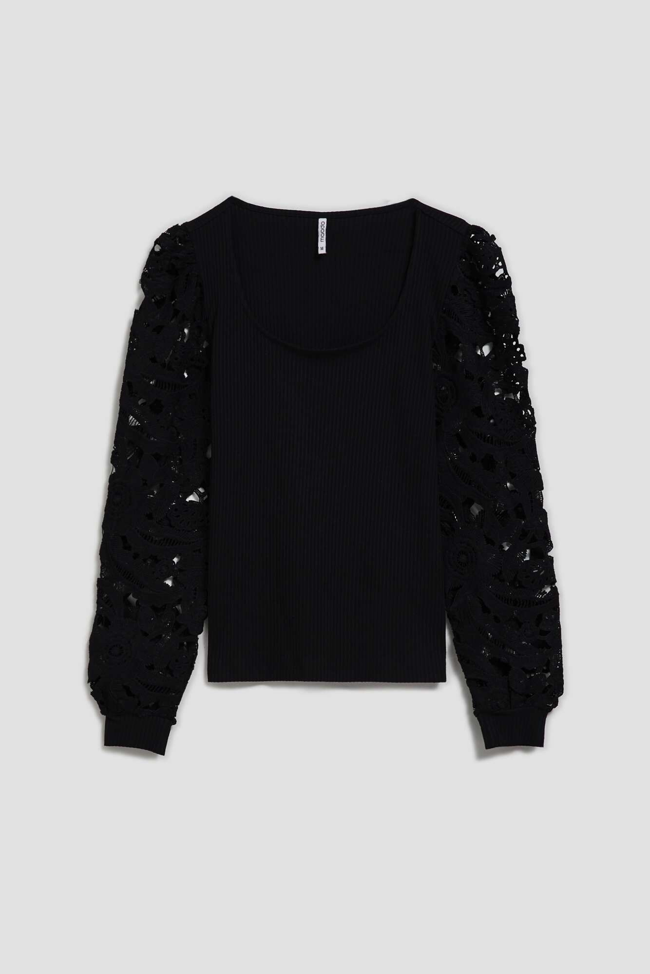 Blouse with lace sleeves