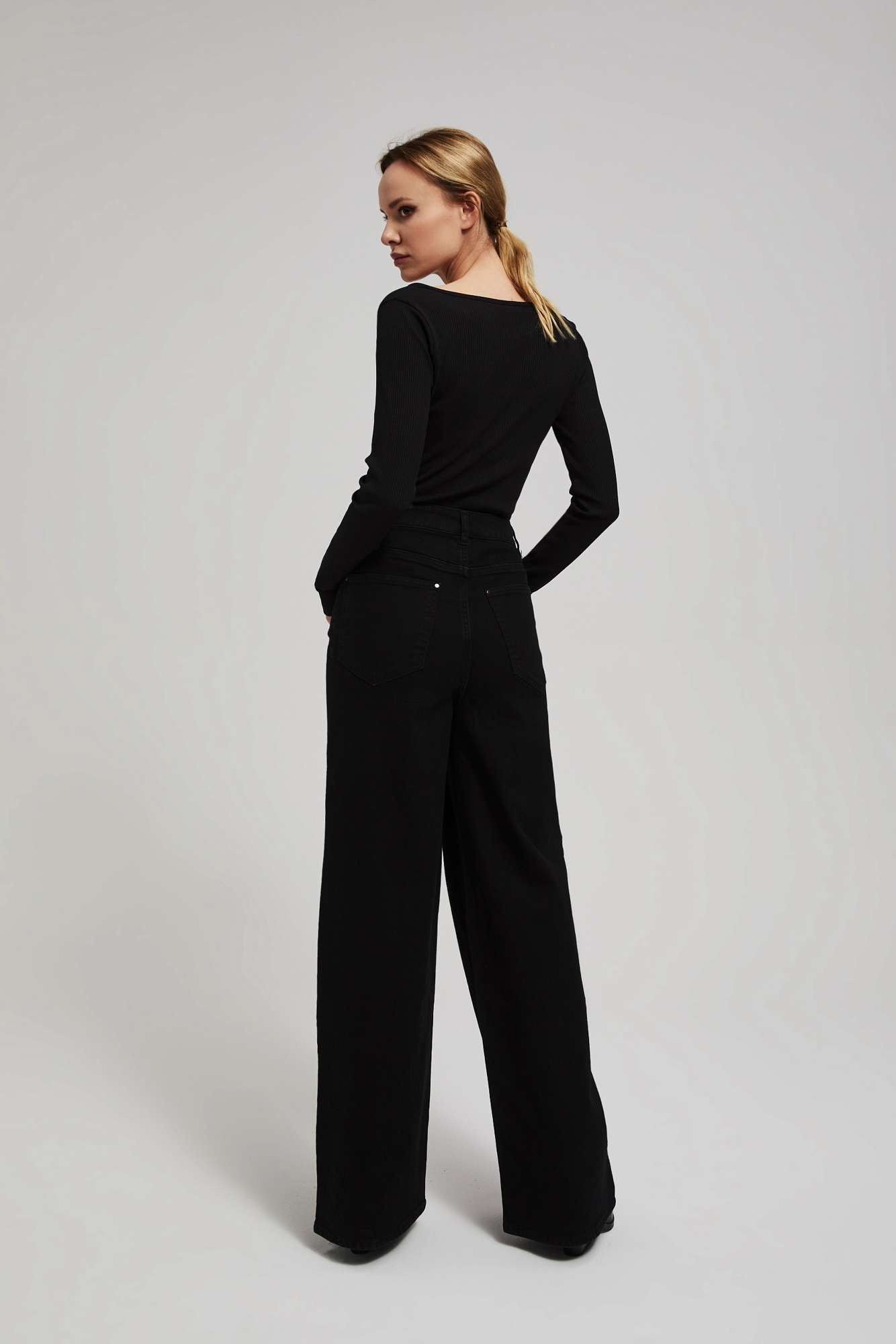 High-waisted jeans