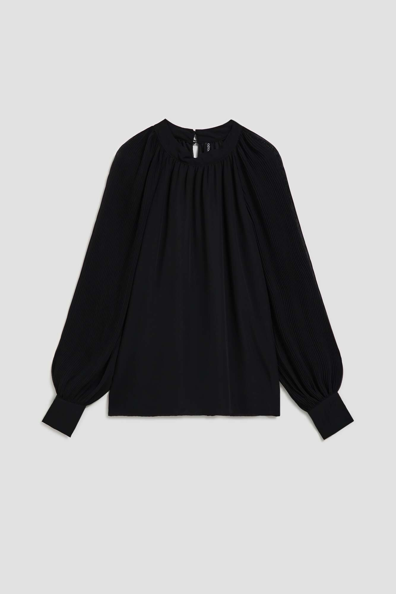 Shirt with gathered sleeves