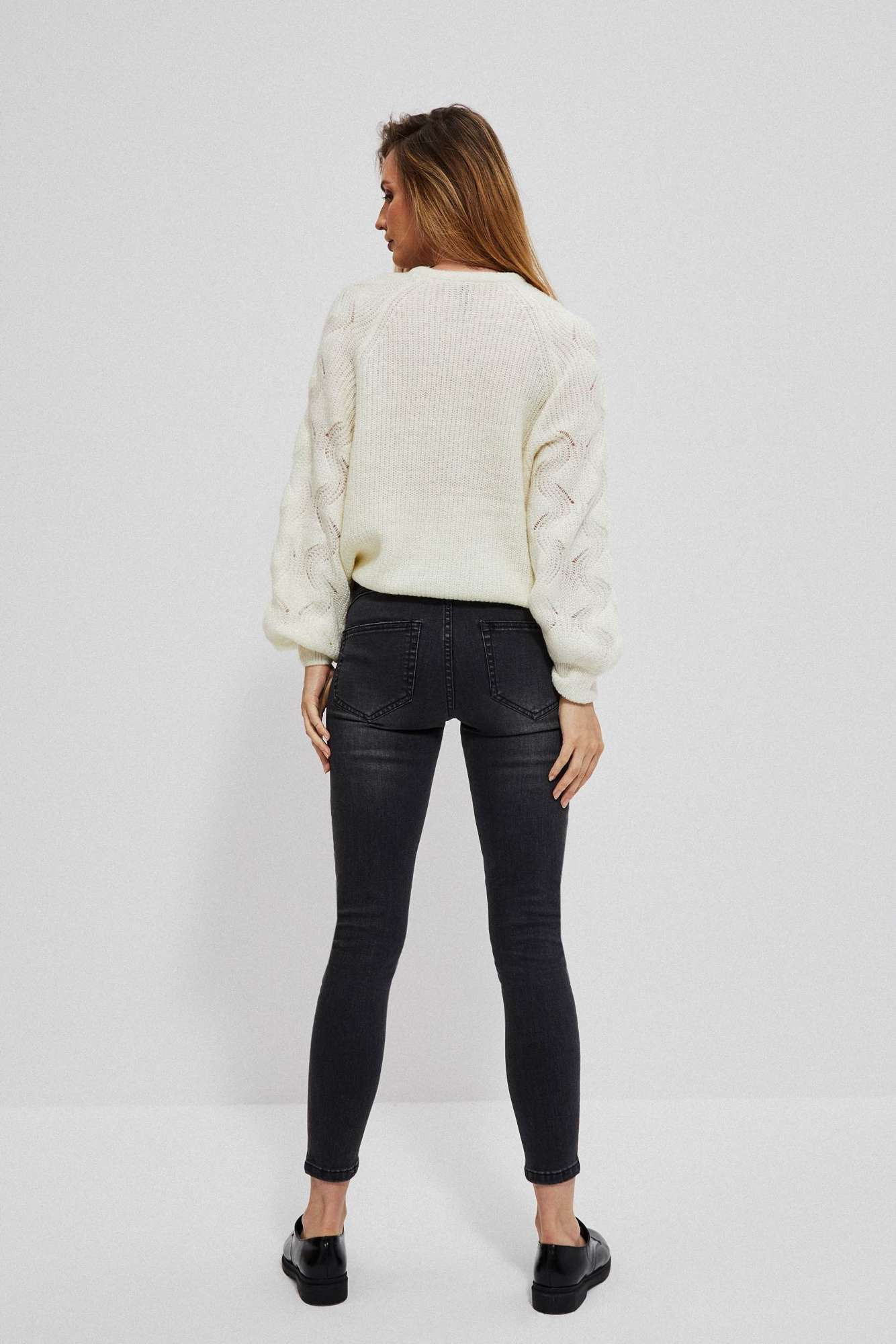 Pantaloni strânși rupți