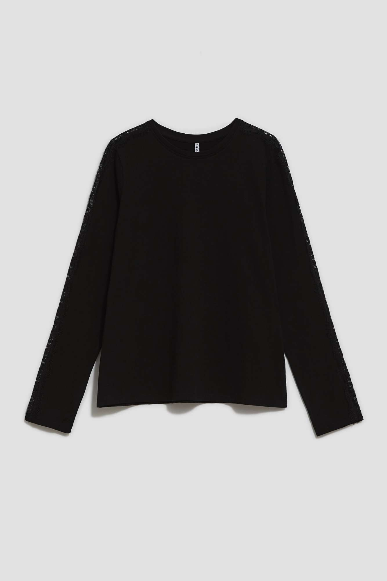 Blouse with lace on the sleeves