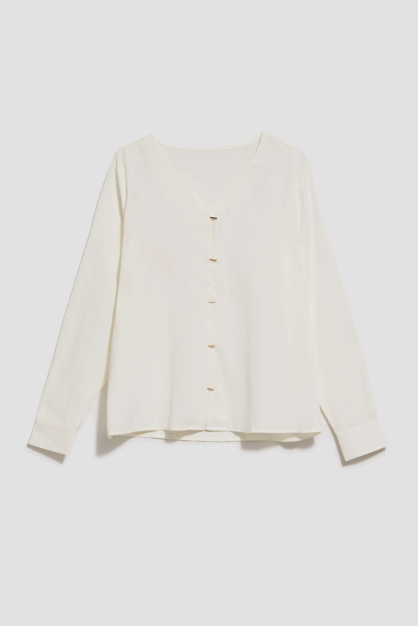 V-neck shirt with fine buttons