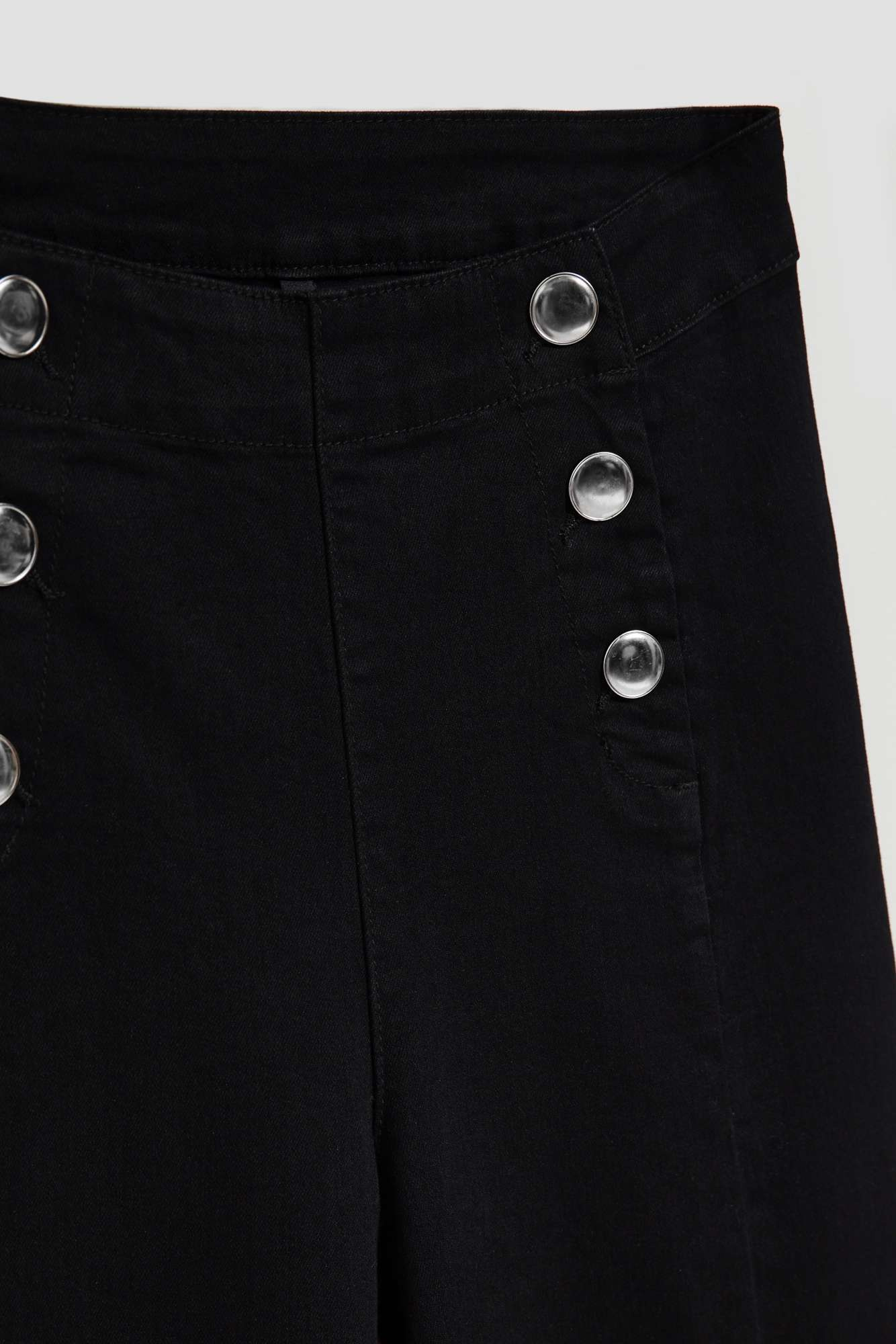 Jeans with decorative buttons