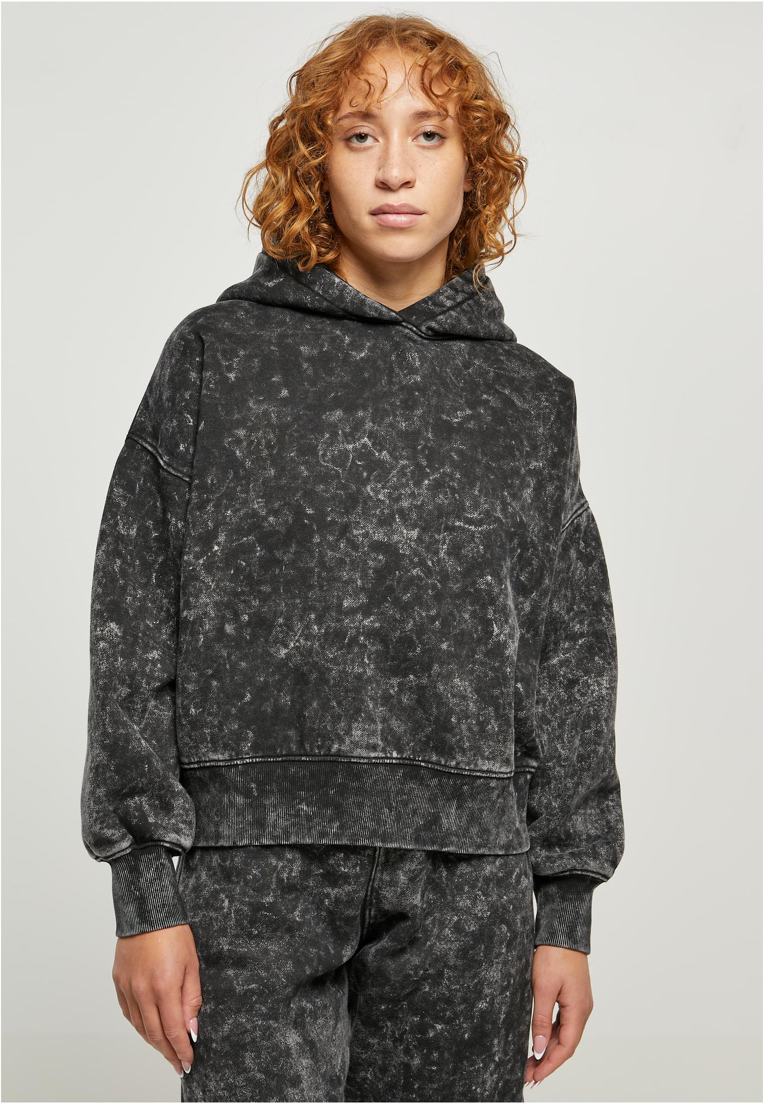 Women&#039;s oversized towel with hood, black