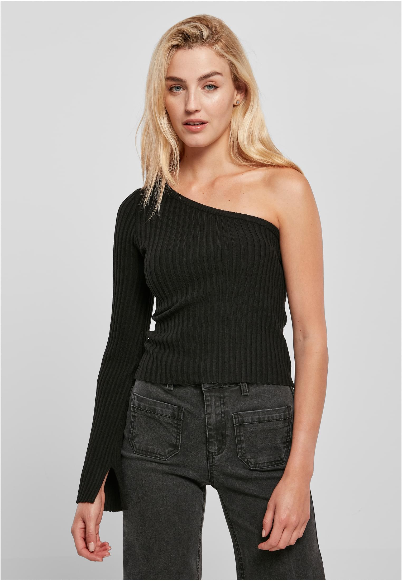 Women&#039;s sweater with short ribbed knit with one sleeves, black