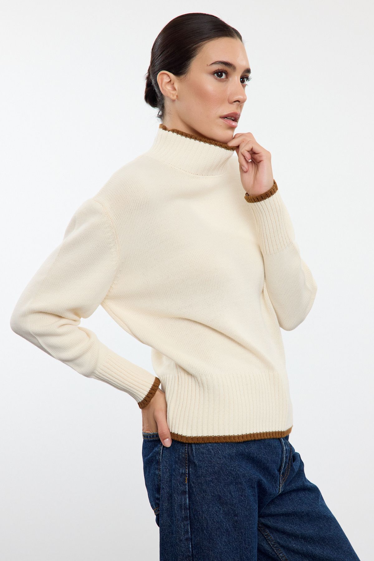 Trendyol Ecru Wide Fit Basic Color Blocked Knitwear Sweater