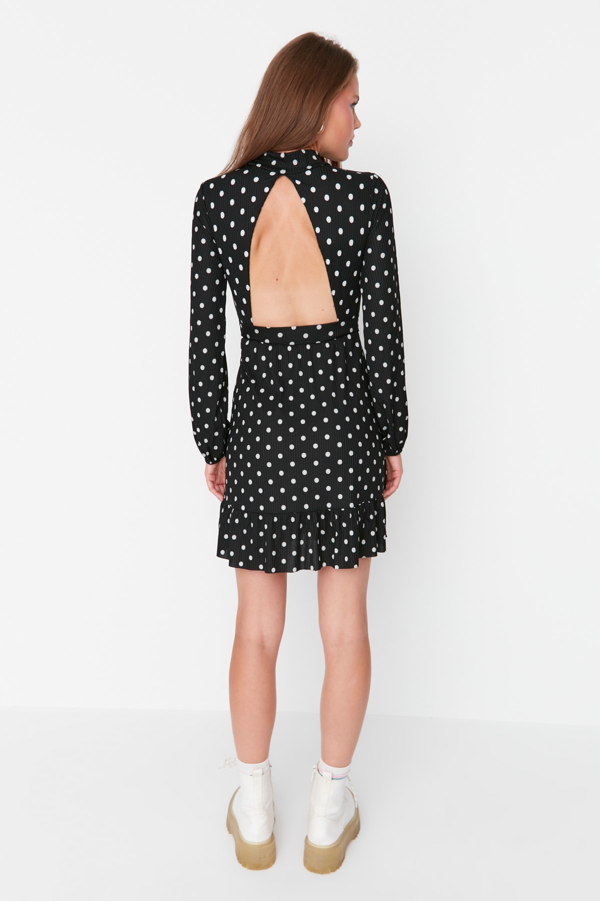 Rochie mini tricotată Trendyol Black Ribbed Rim cu volane și deschidere patinatoare / talie joasă