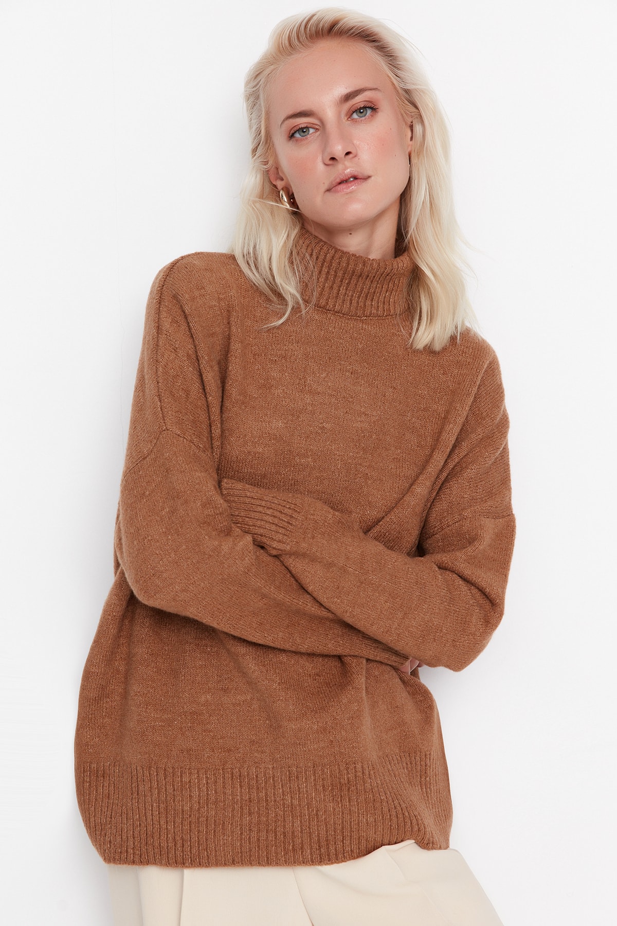 Trendyol Light Brown Wide Fit, Soft Textured Standing Collar Knitwear Sweater