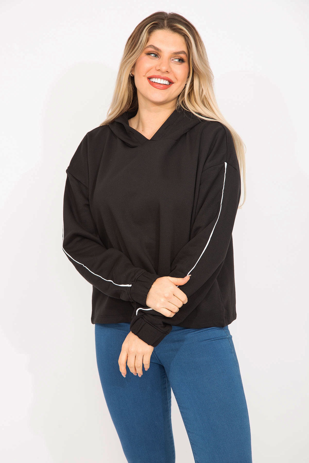 Levně Şans Women's Plus Size Black Hooded Sweatshirt with Piping Detailed Sleeves