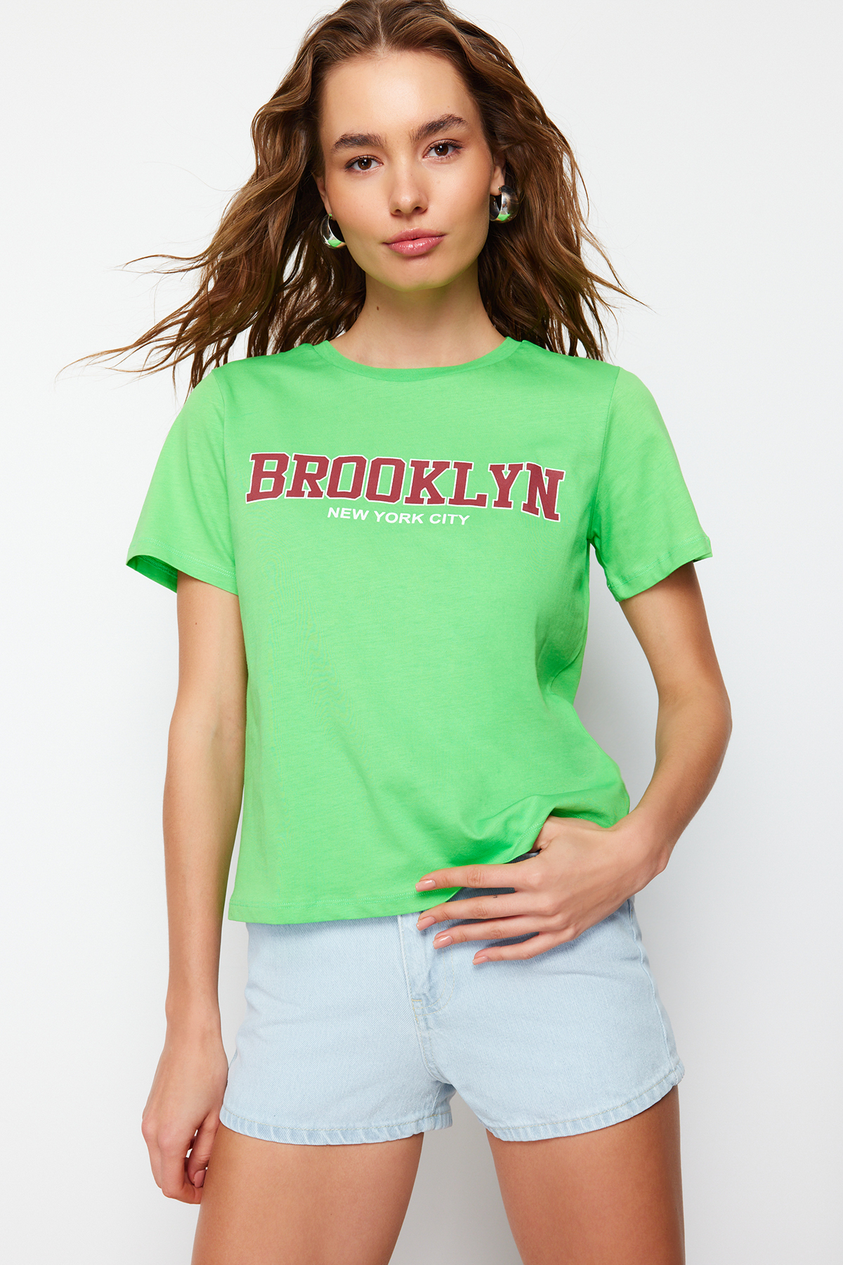 Levně Trendyol Green 100 Cotton Slogan Printed Regular Cut Knitted T-Shirt