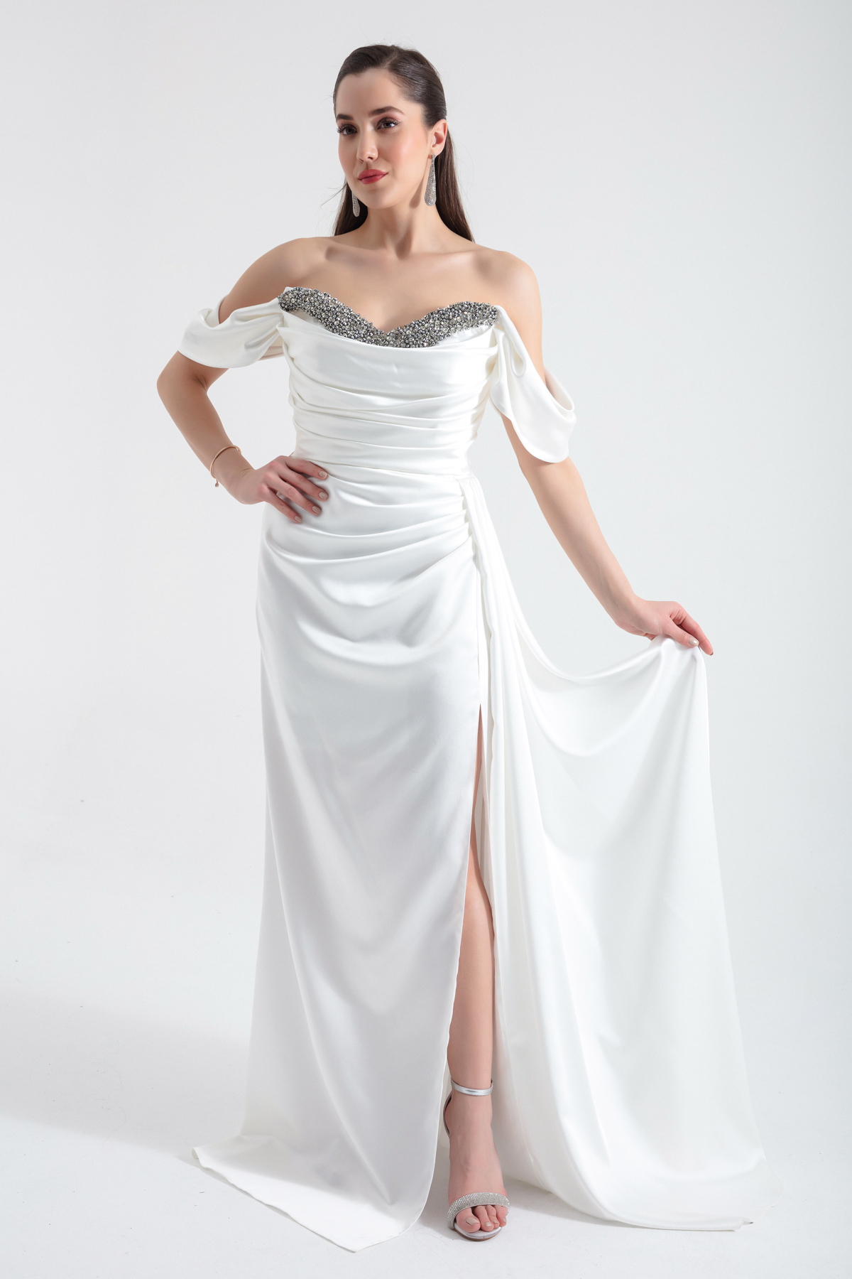 Levně Lafaba Women's White Boat Neck Slit Long Satin Evening Dress