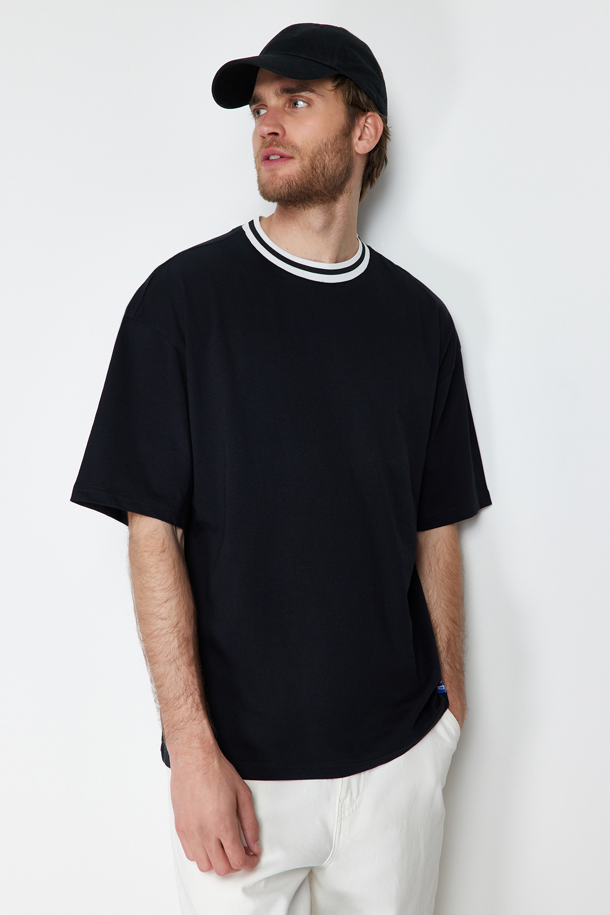 Levně Trendyol Black Oversize Collar Detailed Label 100% Cotton T-Shirt