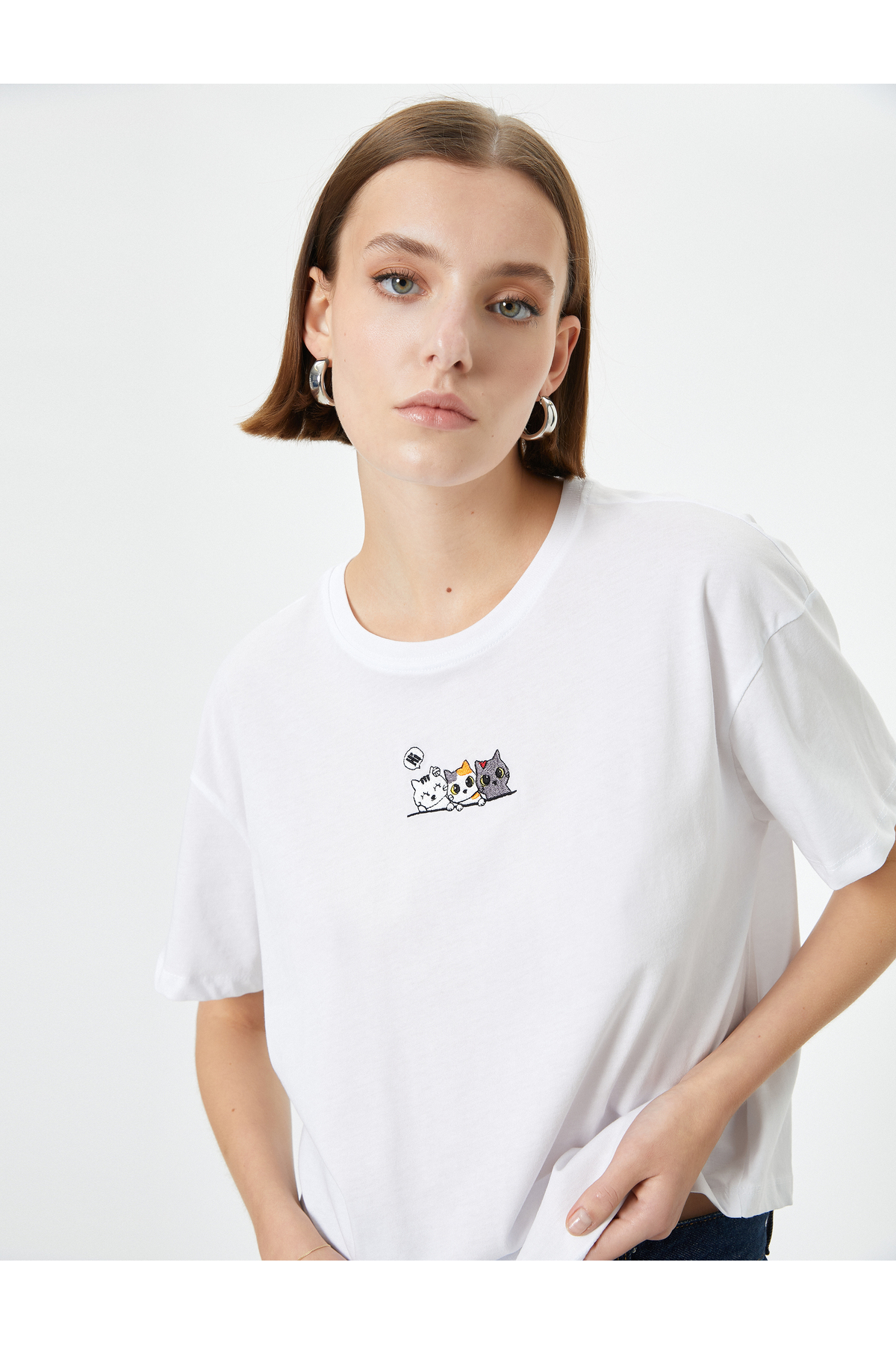 Levně Koton Cat Embroidered T-Shirt Short Sleeve Crew Neck Cotton Standard Fit