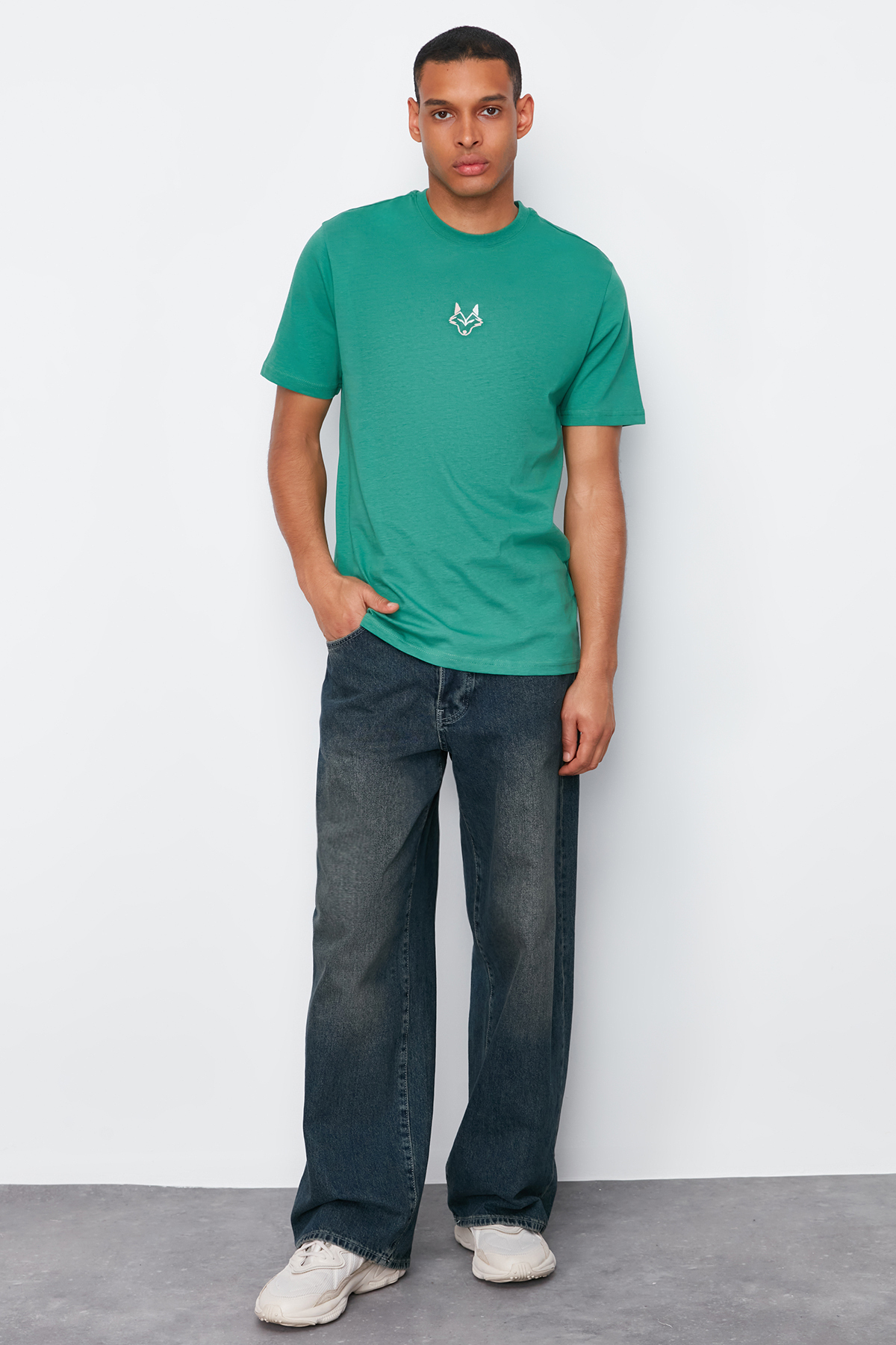 Levně Trendyol Dark Green Regular/Regular Fit Wolf Embroidered 100% Cotton T-Shirt
