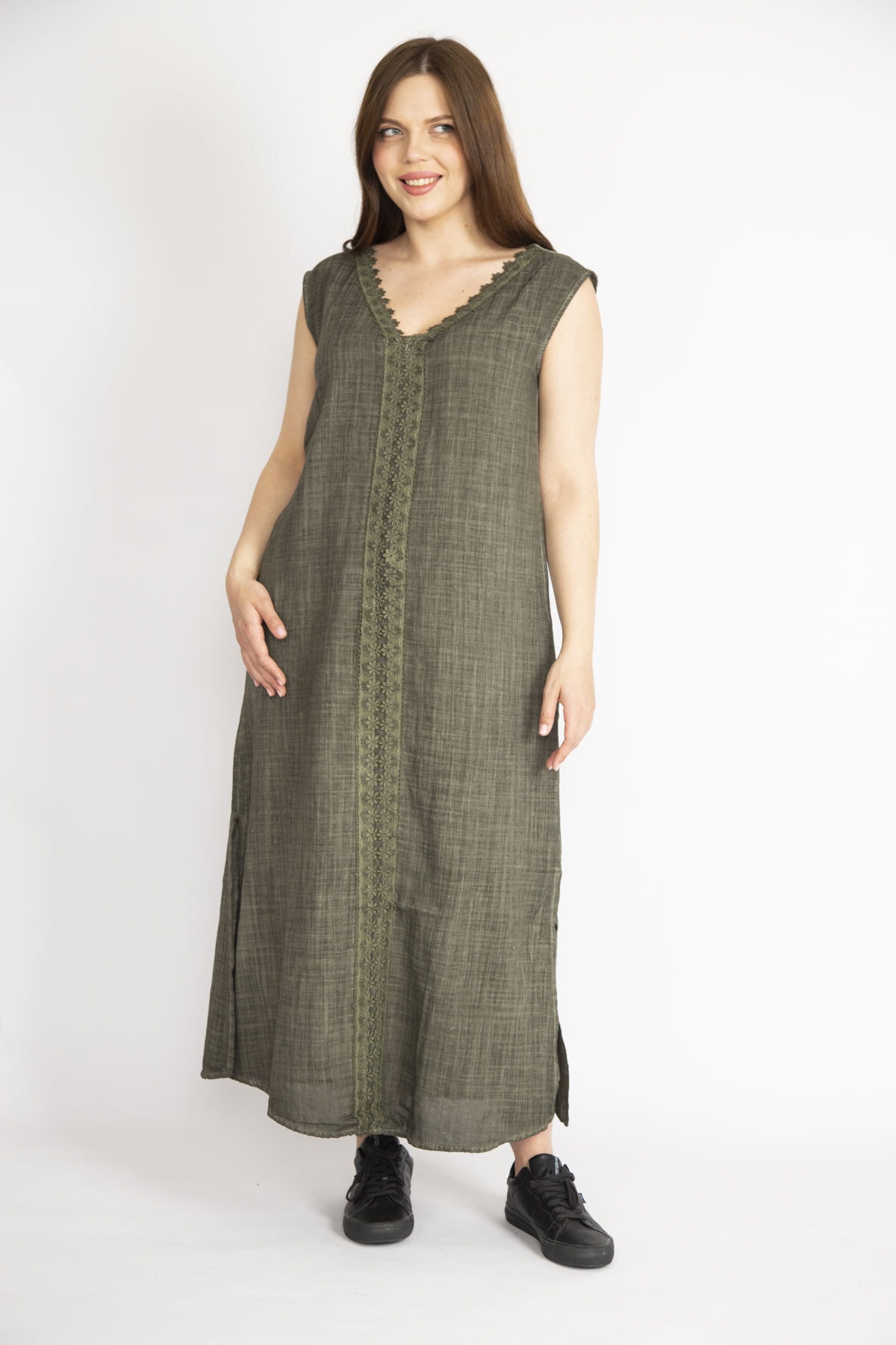 Levně Şans Women's Khaki Plus Size Lace Detailed V Neck Linen Dress with Side Slit
