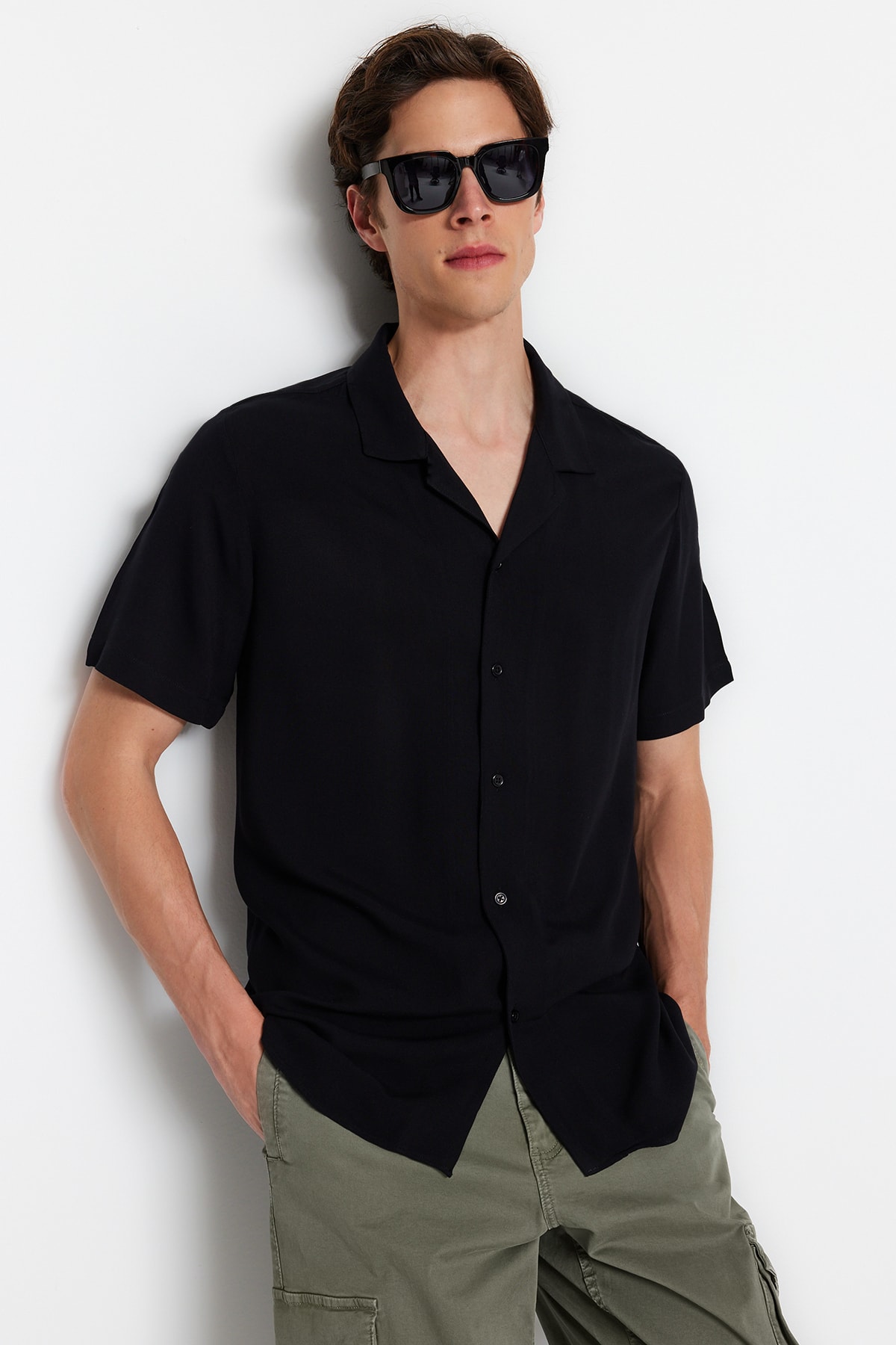 Levně Trendyol Black Regular Regular Fit Crew Neck 100% Viscose Short Sleeve Summer Shirt