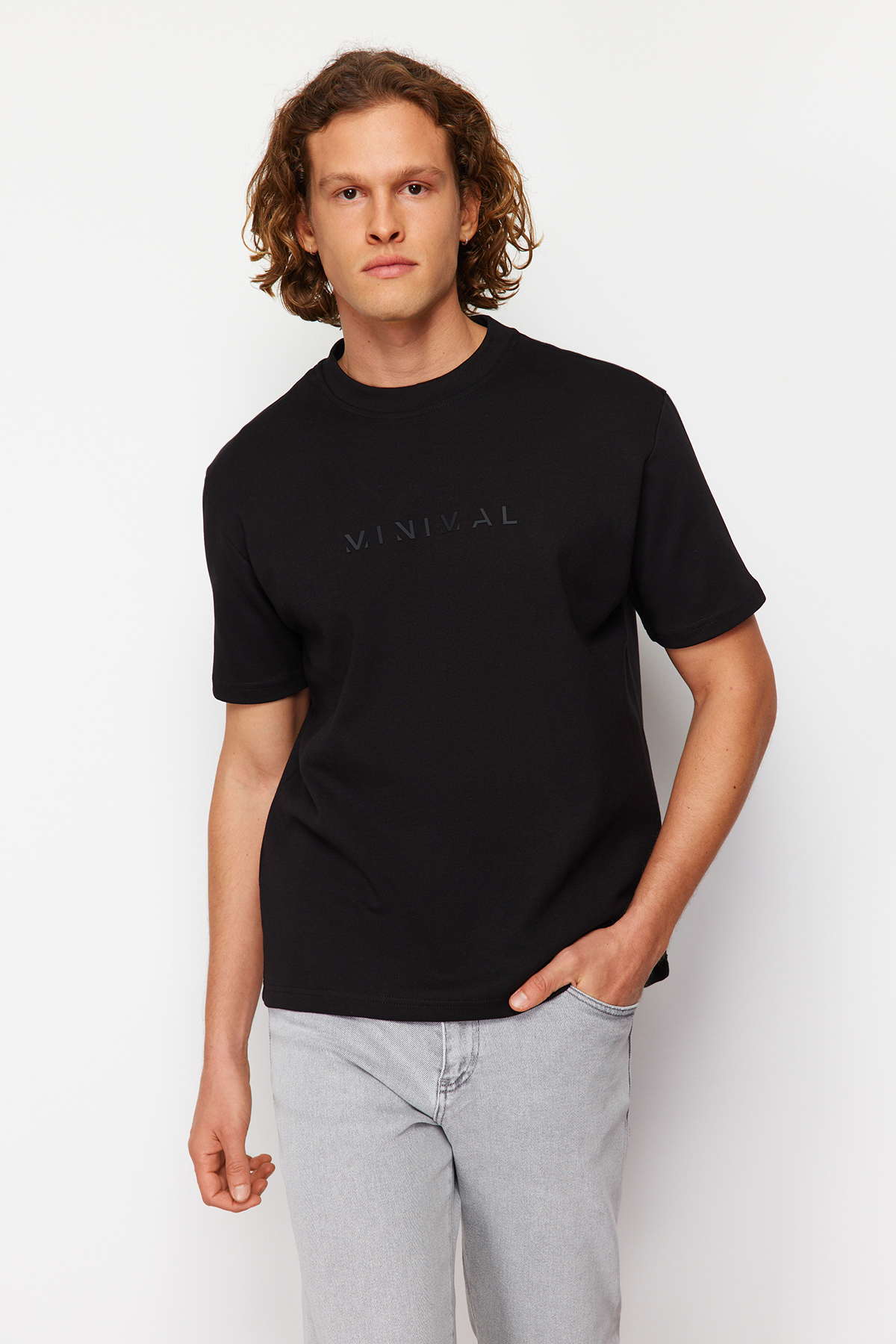 Levně Trendyol Black Relaxed/Casual Cut Fluffy Text Printed Short Sleeve Solid Fabric T-Shir