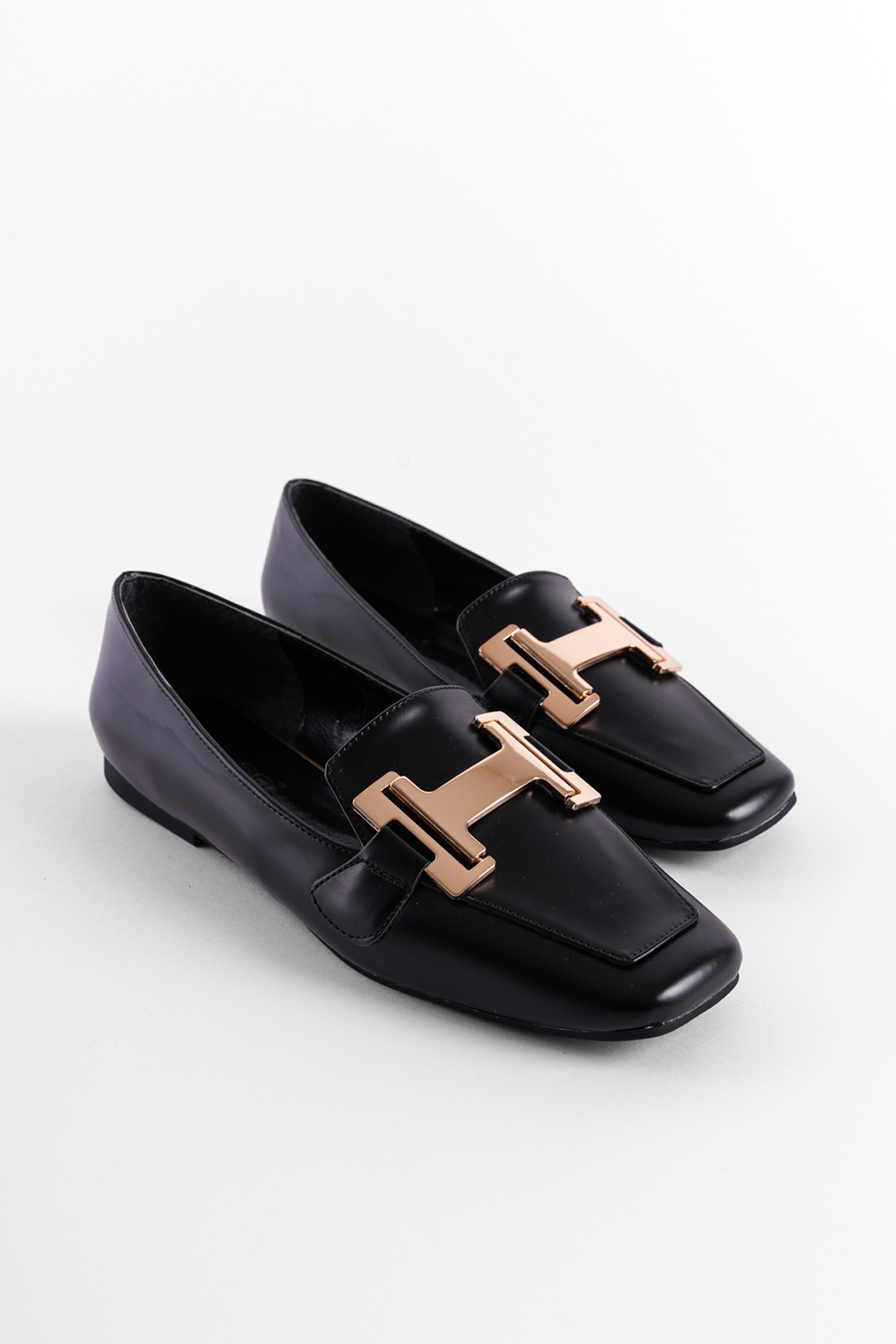Capone Outfitters Women's Flat Toe Metal Buckle Accessory Loafer
