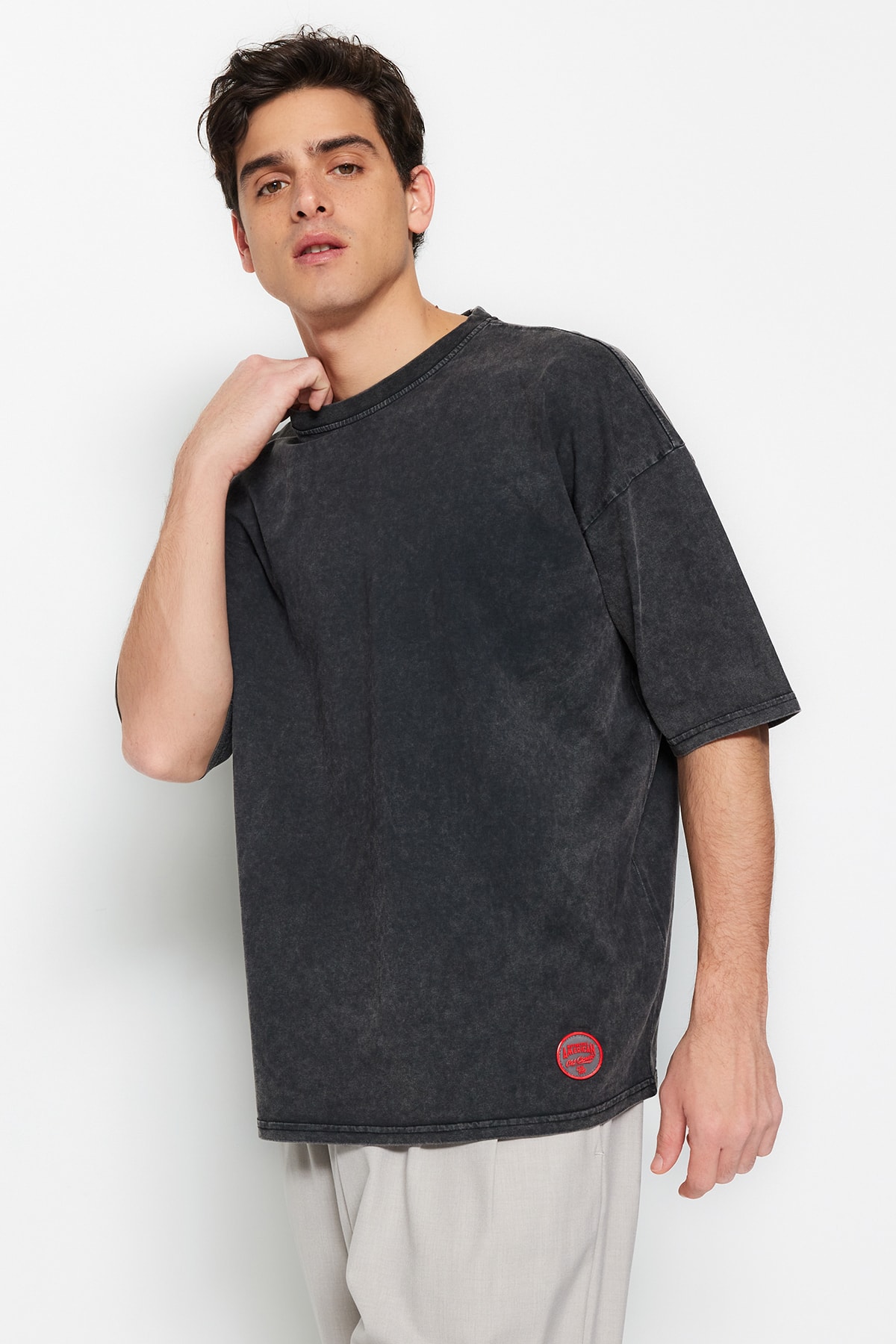 Levně Trendyol Limited Edition Anthracite Oversize/Wide Cut Pale Effect 100% Cotton T-Shirt