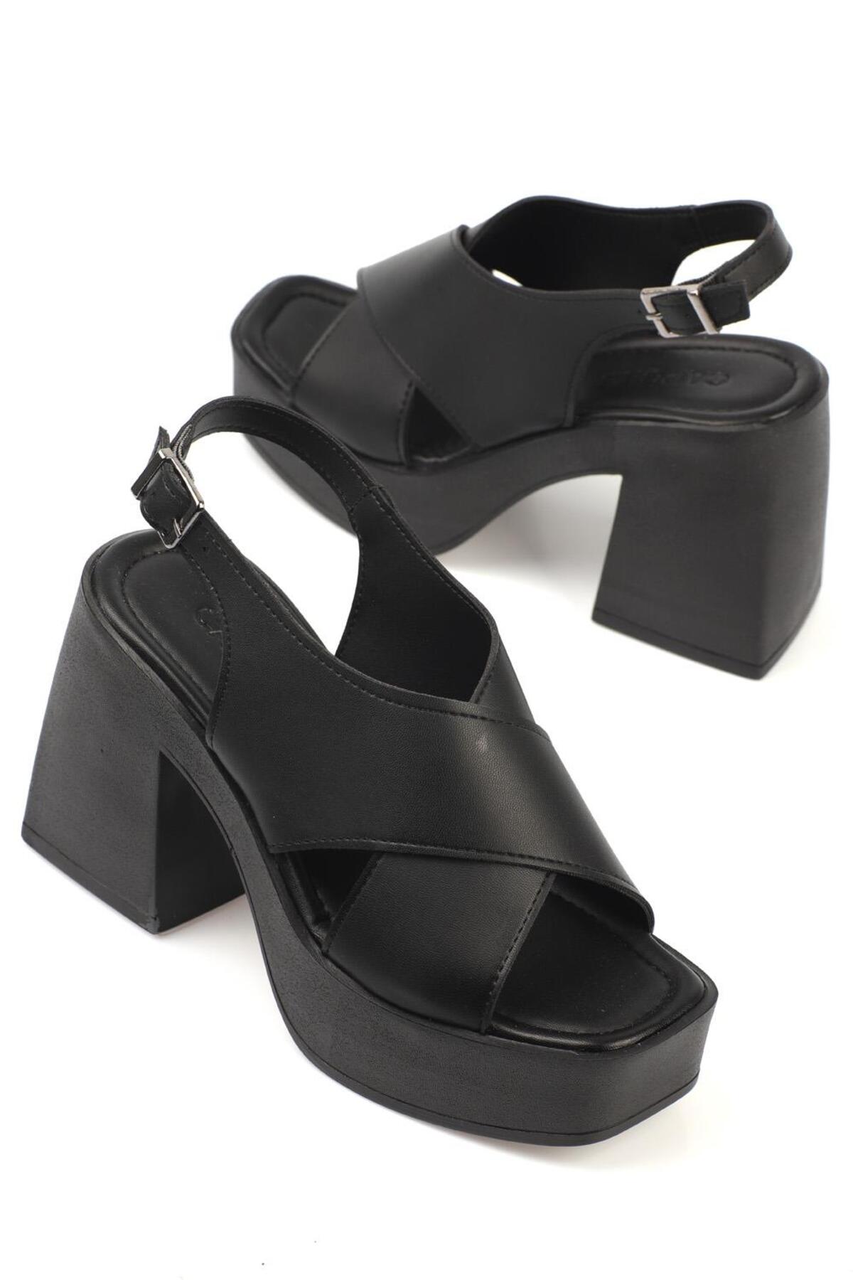 Levně Capone Outfitters Capone Women's Chunky Toe Crossover Wide Strap Platform Heels Black Women's Sandals.