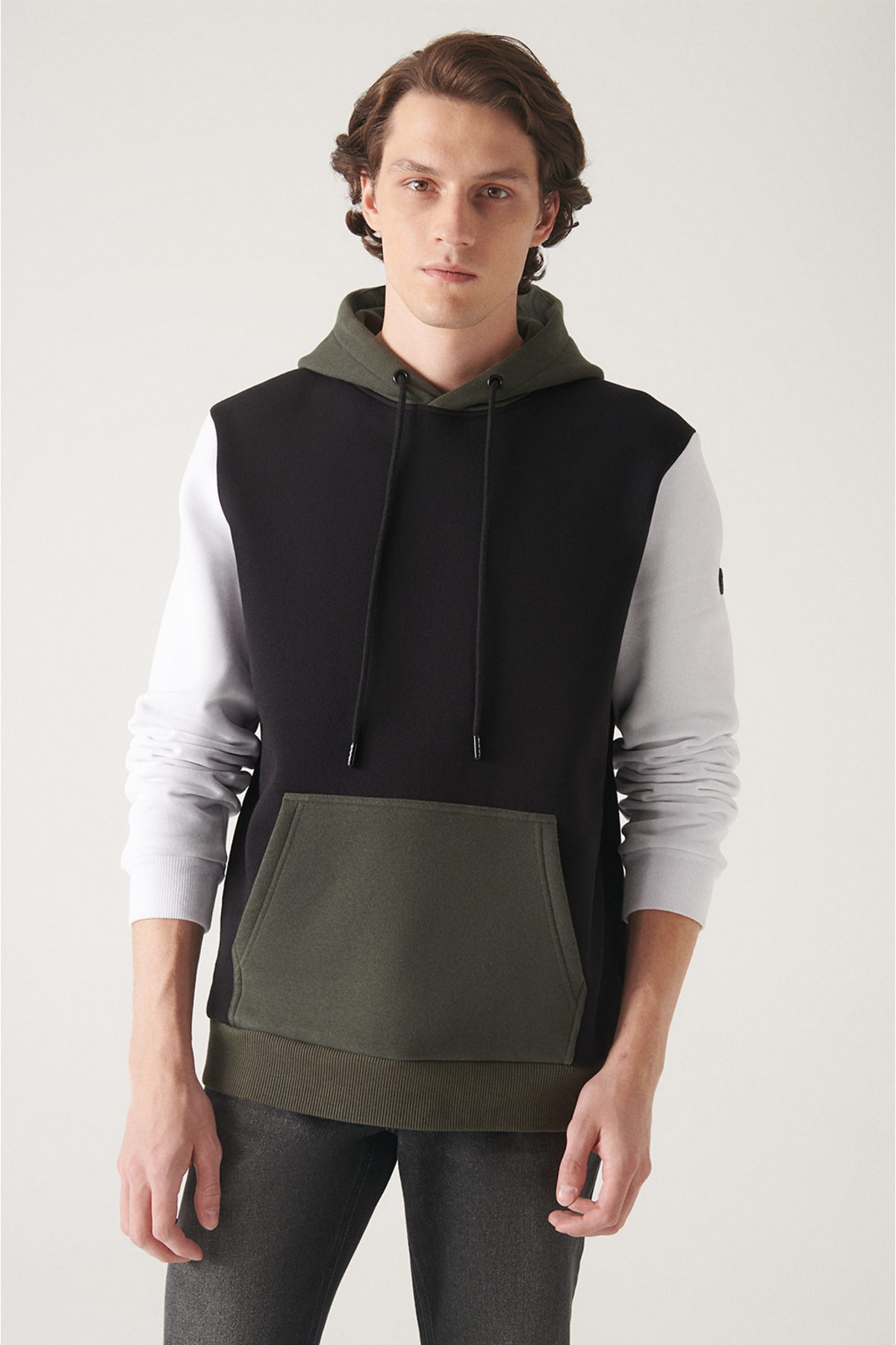 Levně Avva Men's Black and White Hooded Collar 3Thread Fleece Block Colored Regular Fit Sweatshirt