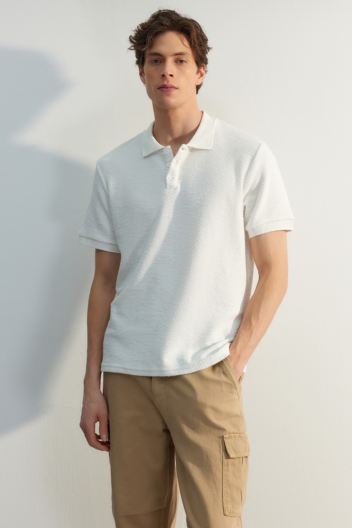 Levně Trendyol White Regular/Normal Cut Short Sleeve Textured Buttoned Polo Collar T-shirt