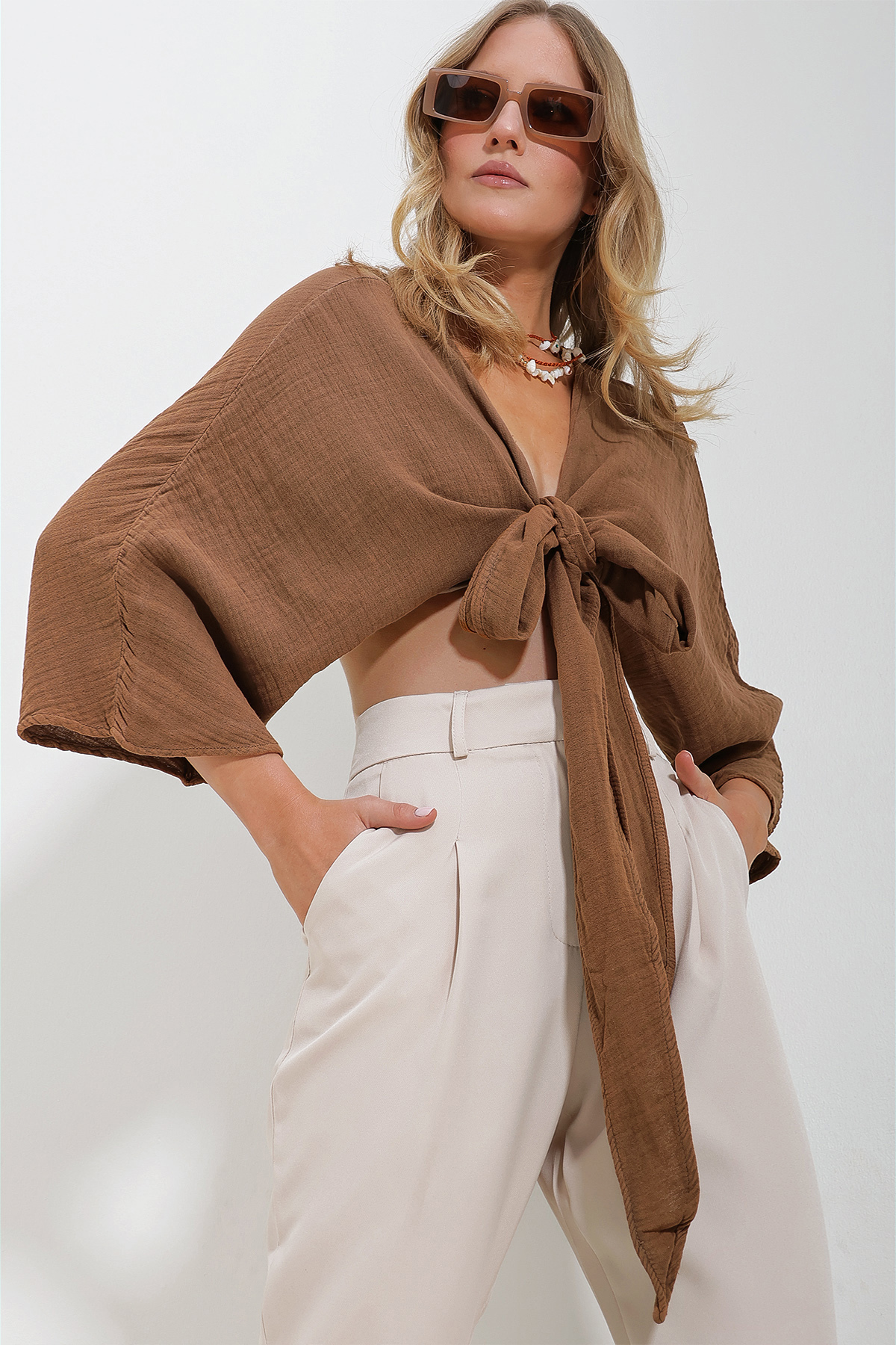 Levně Trend Alaçatı Stili Women's Brown V-Neck Waist Belted Wound Sleeve Crop Linen Blouse