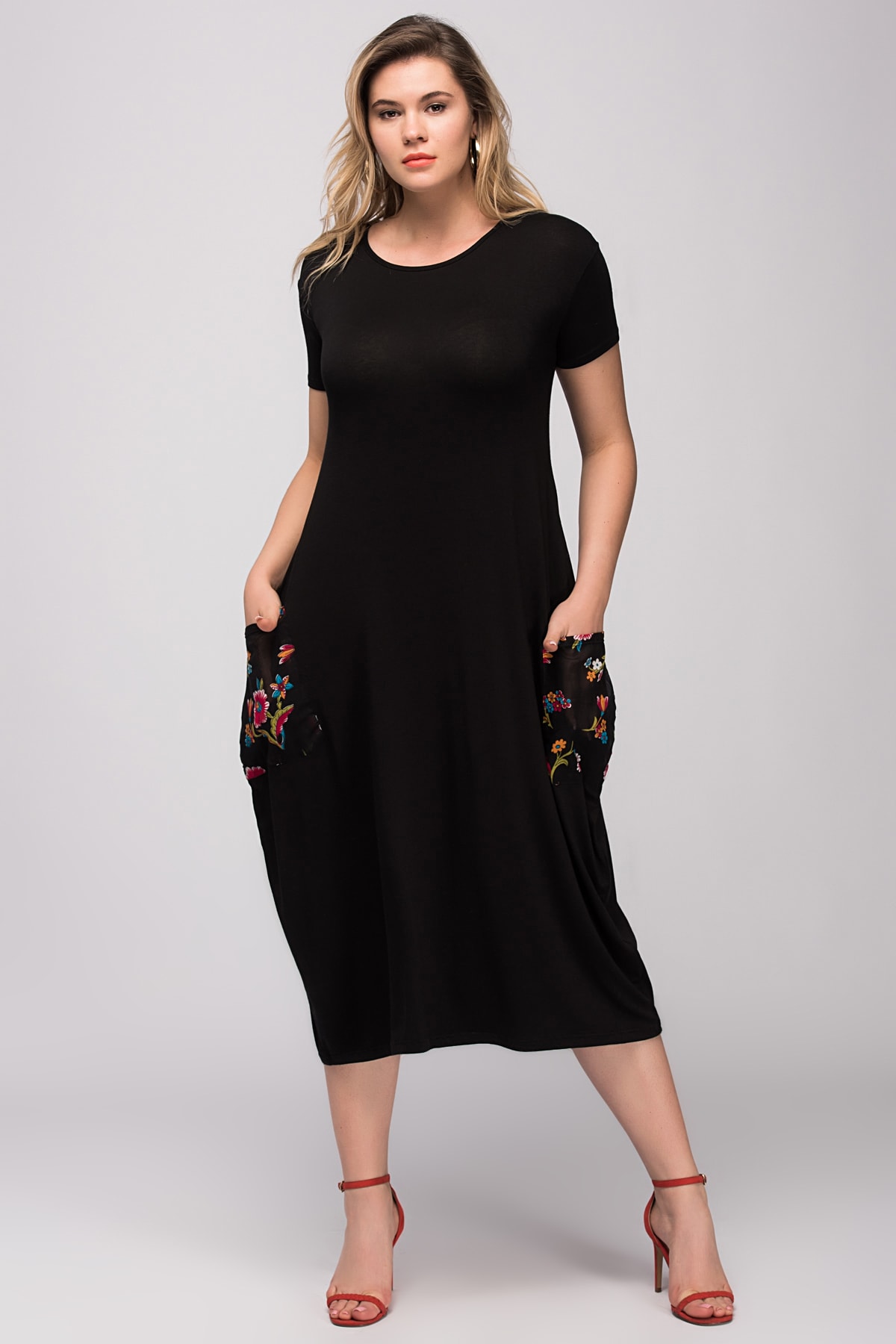 Levně Şans Women's Plus Size Black Viscose Dress With Writing Pocket