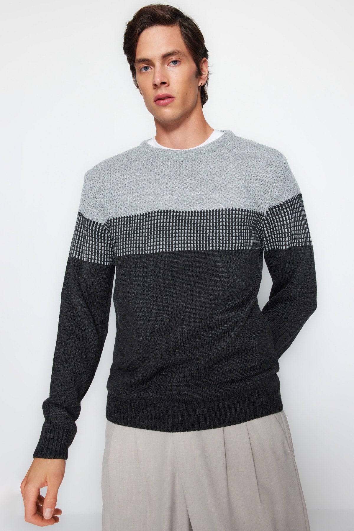 Levně Trendyol Men's Gray Slim Fit Crew Neck Blocky Sweater