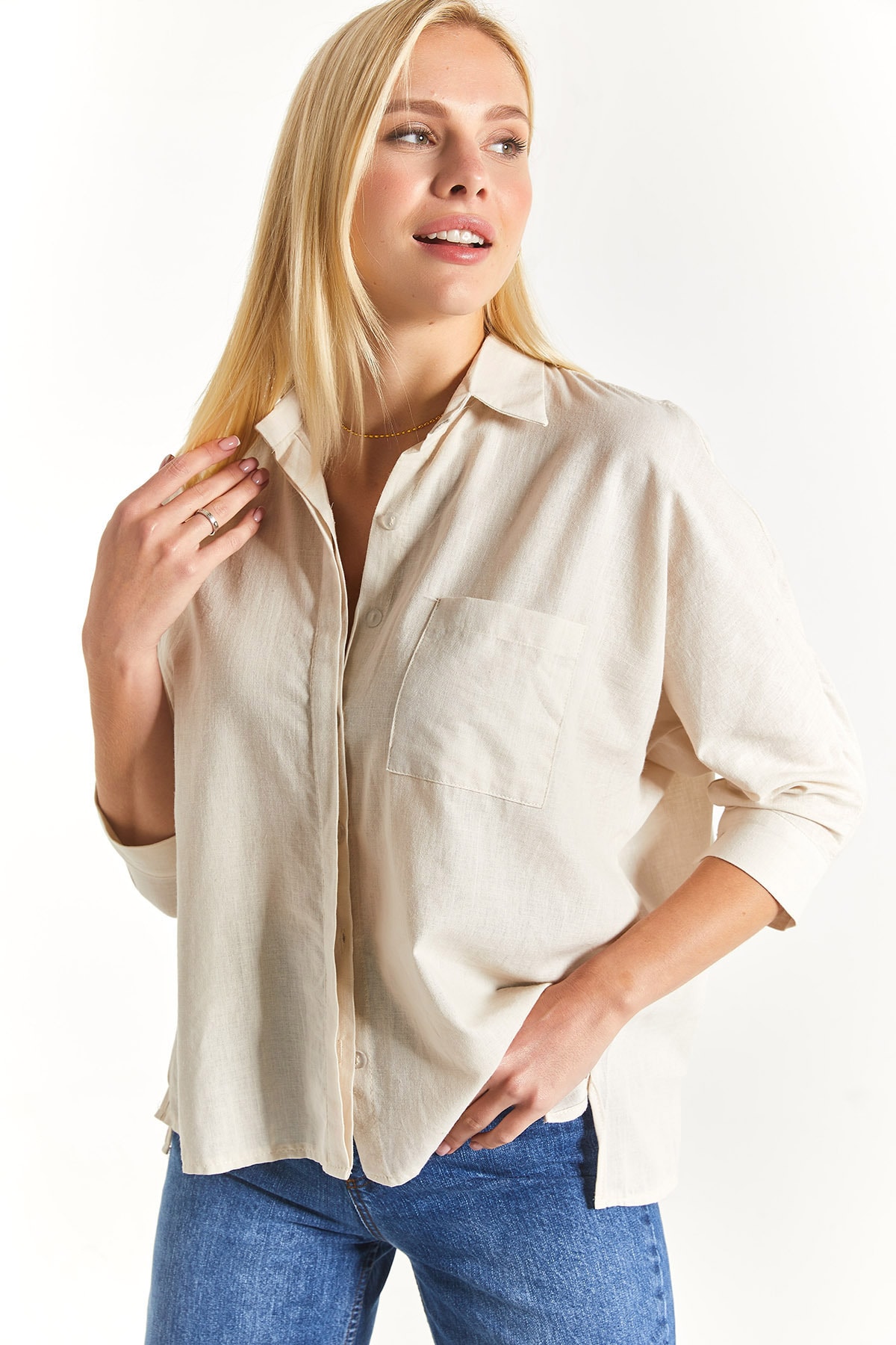 Levně armonika Women's Light Beige Loose Linen Shirt with Pockets