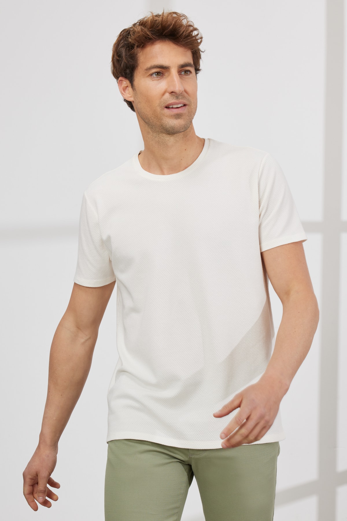 AC&Co / Altınyıldız Classics Men's Ecru Slim Fit Slim Fit Modal Crew Neck Soft Key Flexible Basic T-Shirt