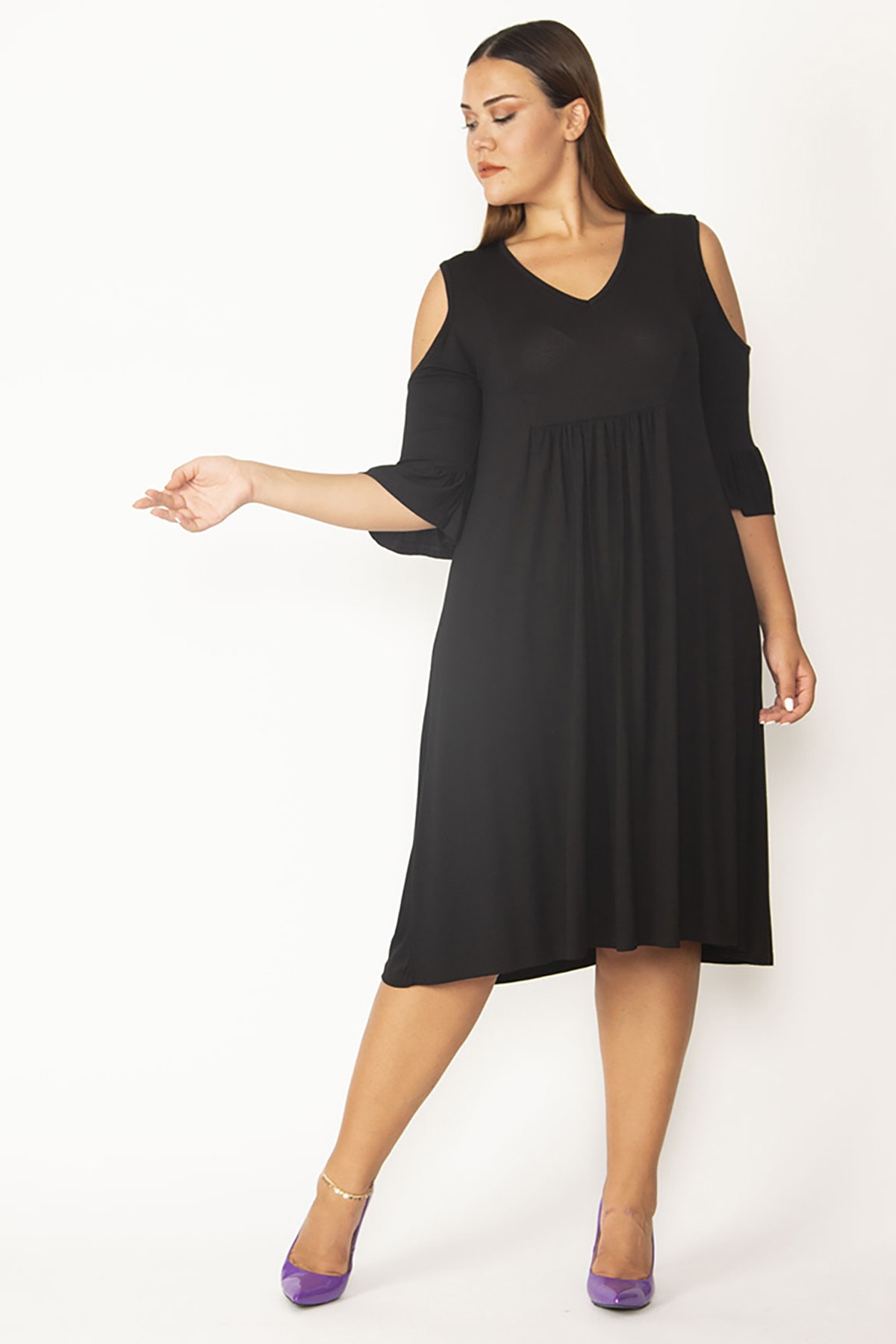 Levně Şans Women's Plus Size Black Viscose Dress With Decollete, Bust Gathering And Flounces Detail.