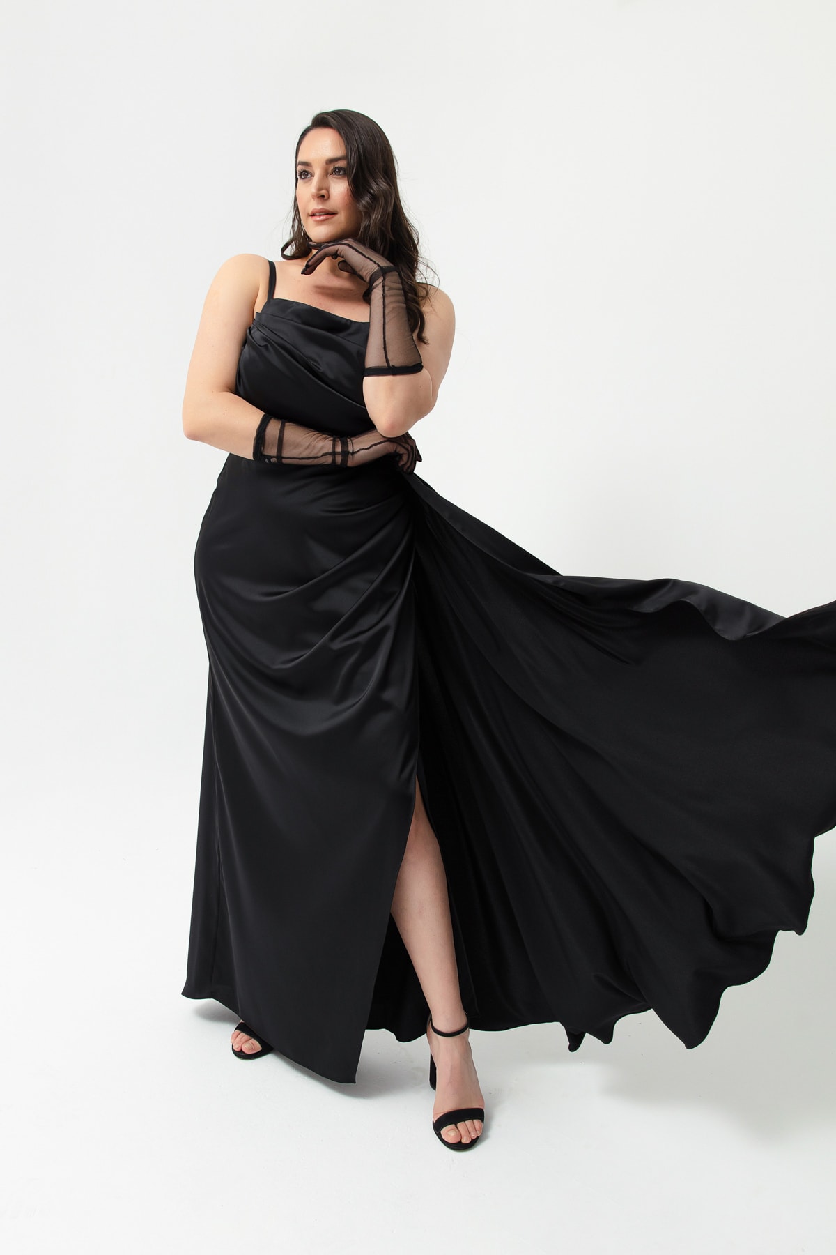 Levně Lafaba Dámské černé saténové večerní šaty na jedno rameno plus velikosti a promoční šaty