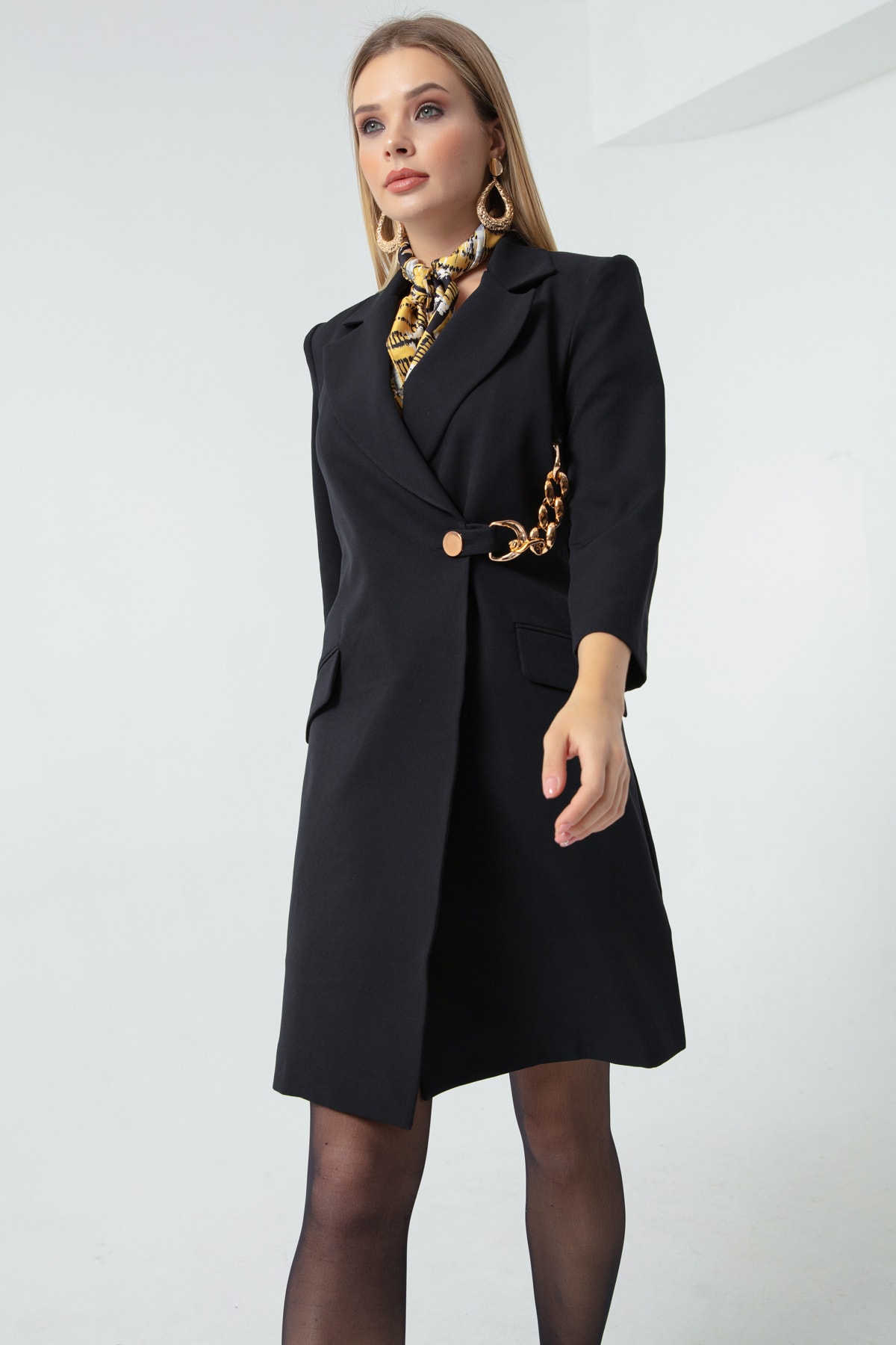 Levně Lafaba Dámské černé řetízkové šaty s detailním kabátem