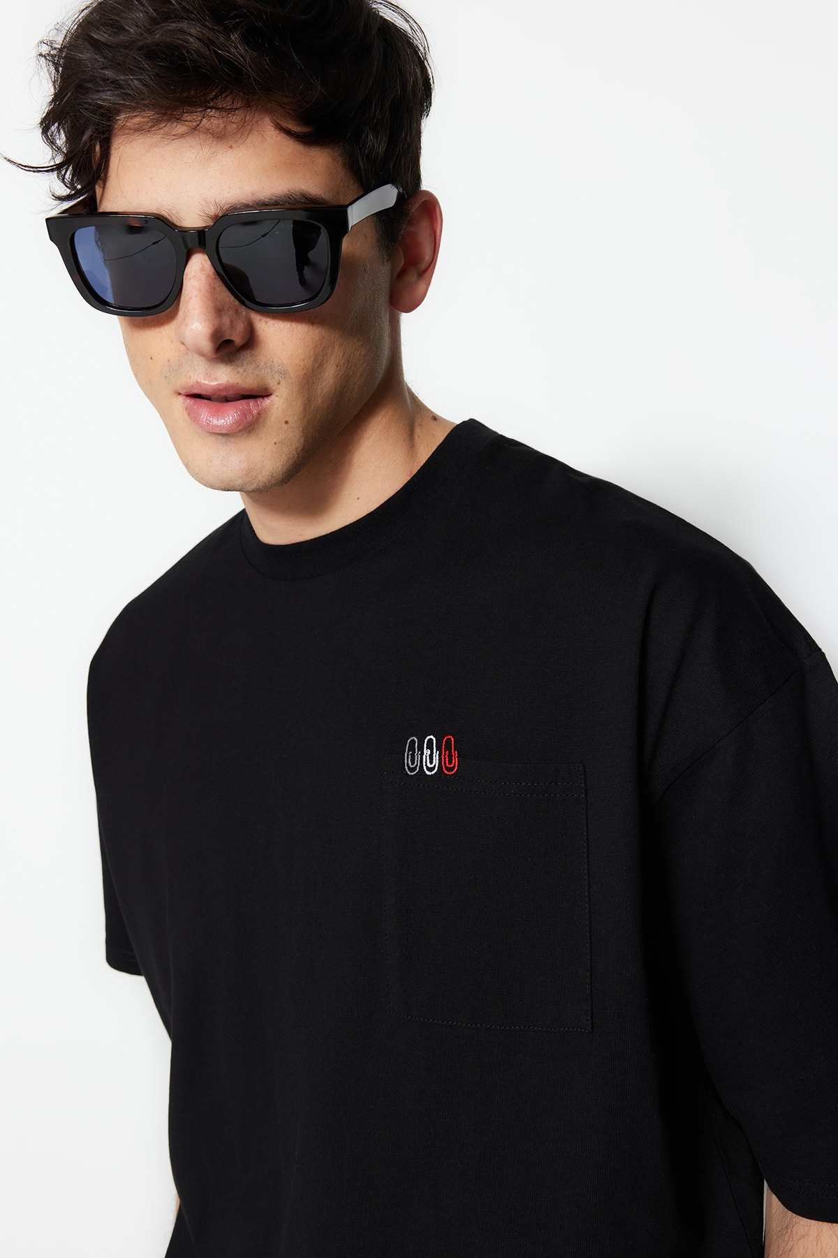 Levně Trendyol Black Oversize / Wide Cut Pocket Paperclip Vyšívané tričko s krátkým rukávem 100% bavlna