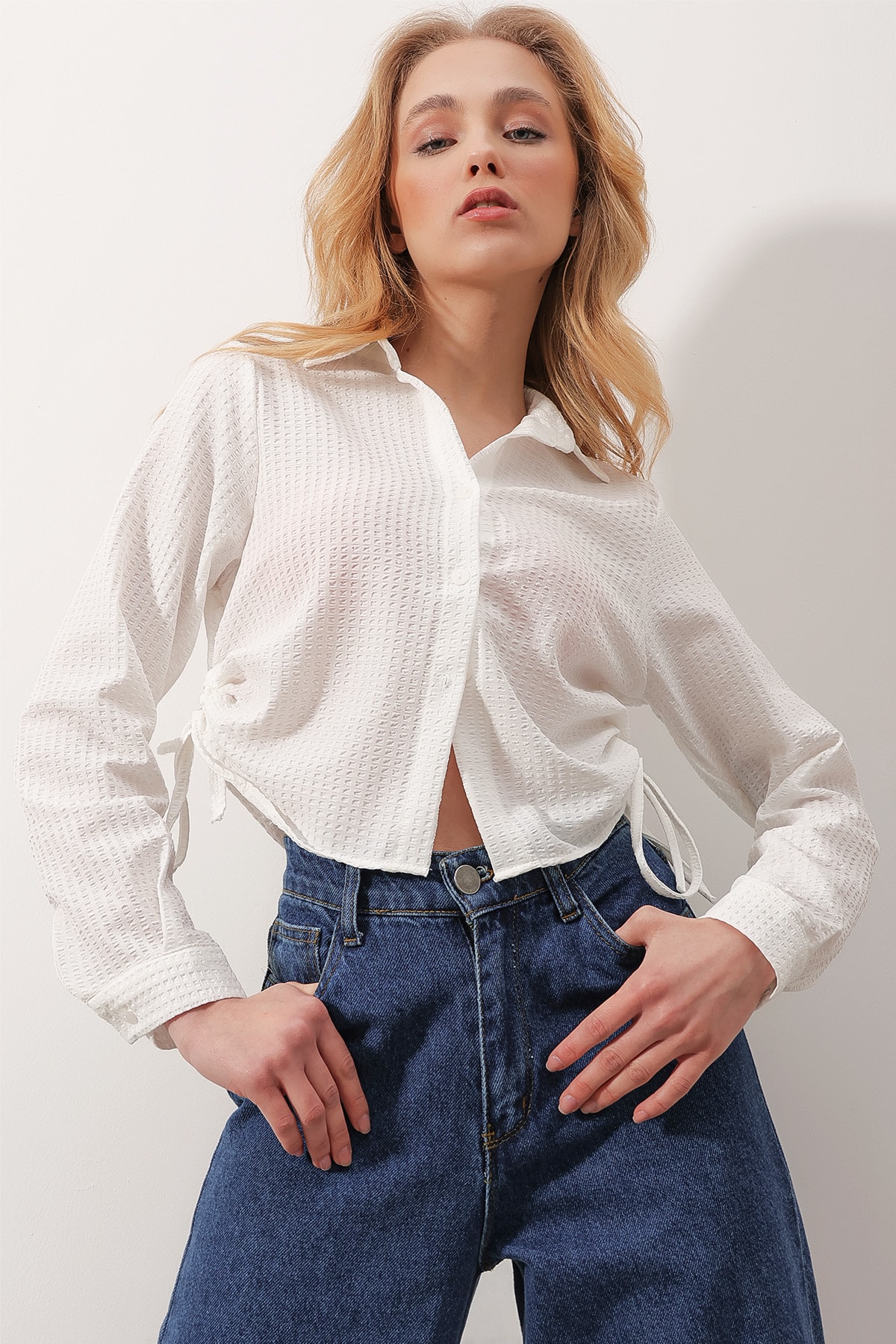 Trend Alaçatı Stili Women's White Crop Shirt With Adjustable Elastic Sides, Self-Texture