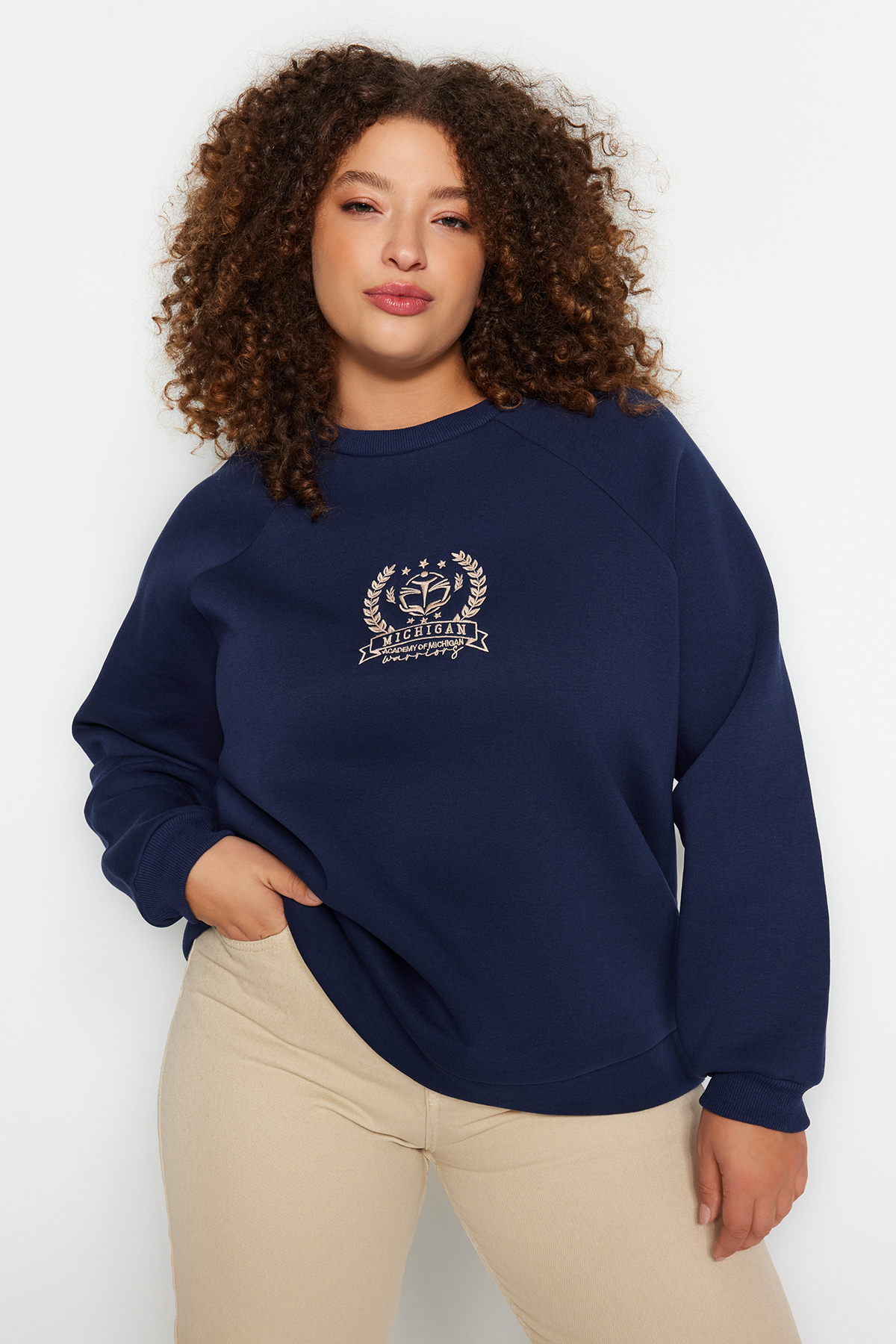 Levně Trendyol Curve Navy Blue Thick Fleece Inside Embroidery Detailed Knitted Sweatshirt