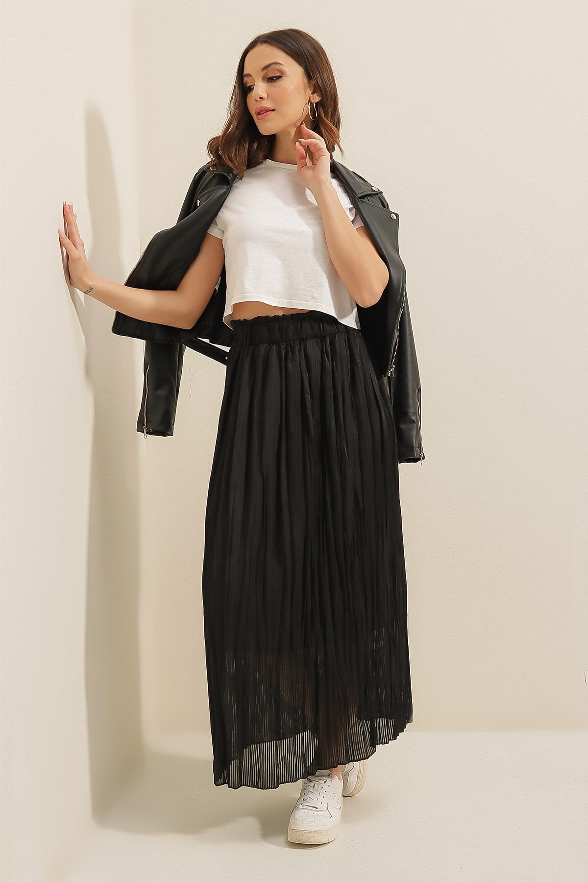 By Saygı Elastic Waist and Lined Slim Satin Striped Skirt Black