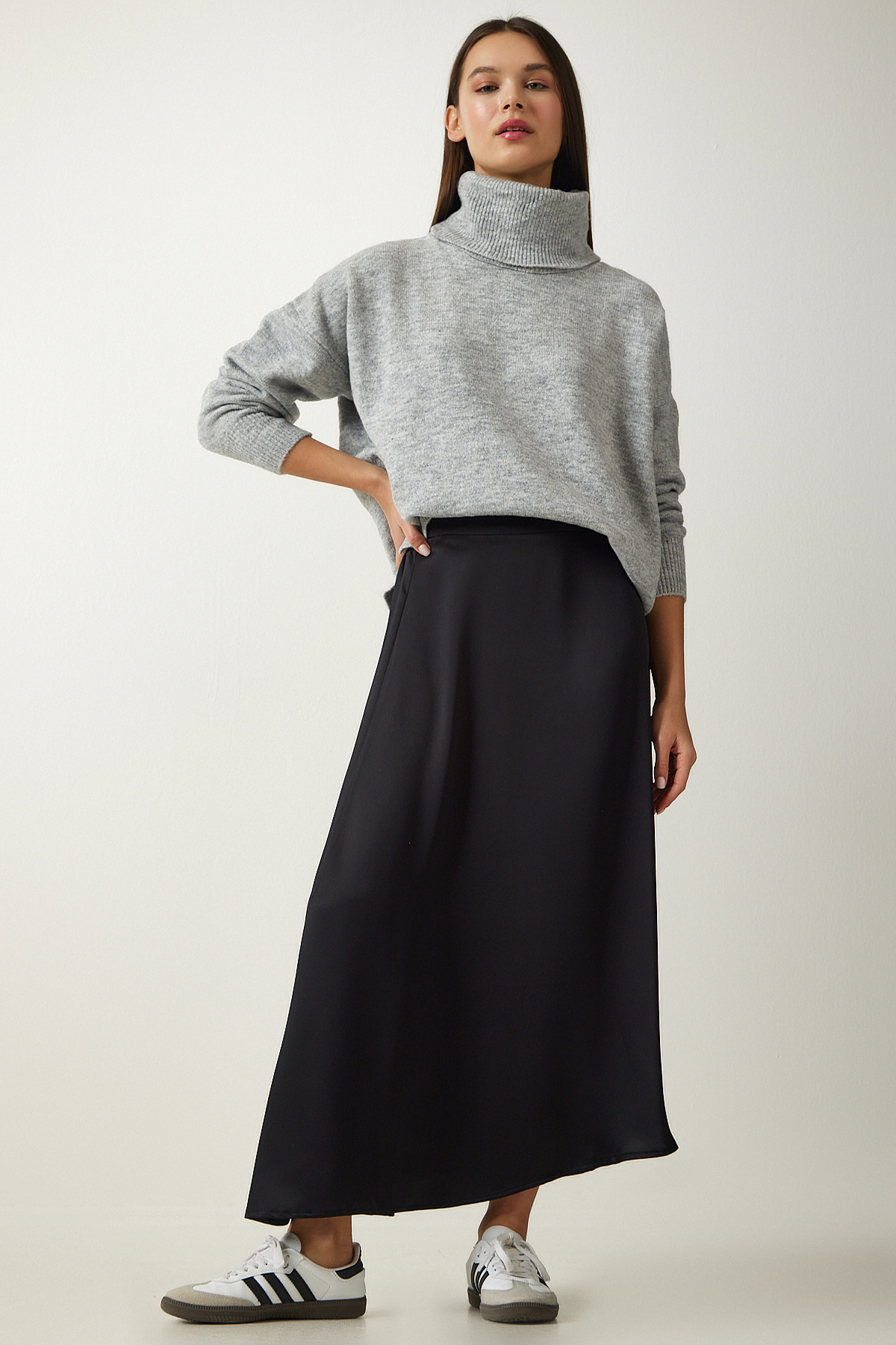 Levně Happiness İstanbul Women's Black Asymmetrical Formed Satin Surface Skirt