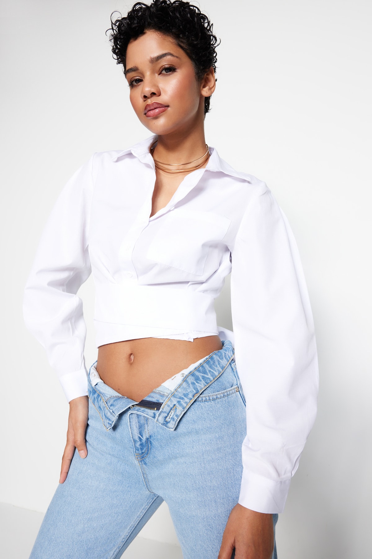 Levně Trendyol White Fitted Crop Woven Shirt