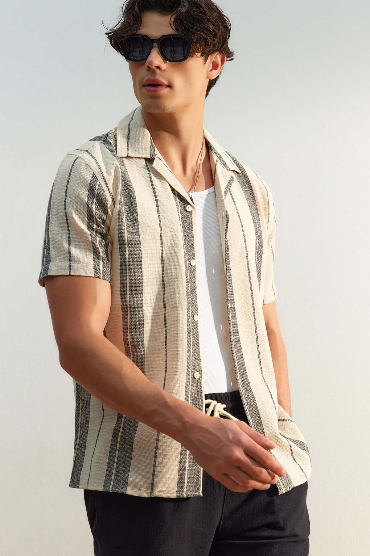 Levně Trendyol Limited Edition Black Regular Fit Striped Textured Summer Shirt
