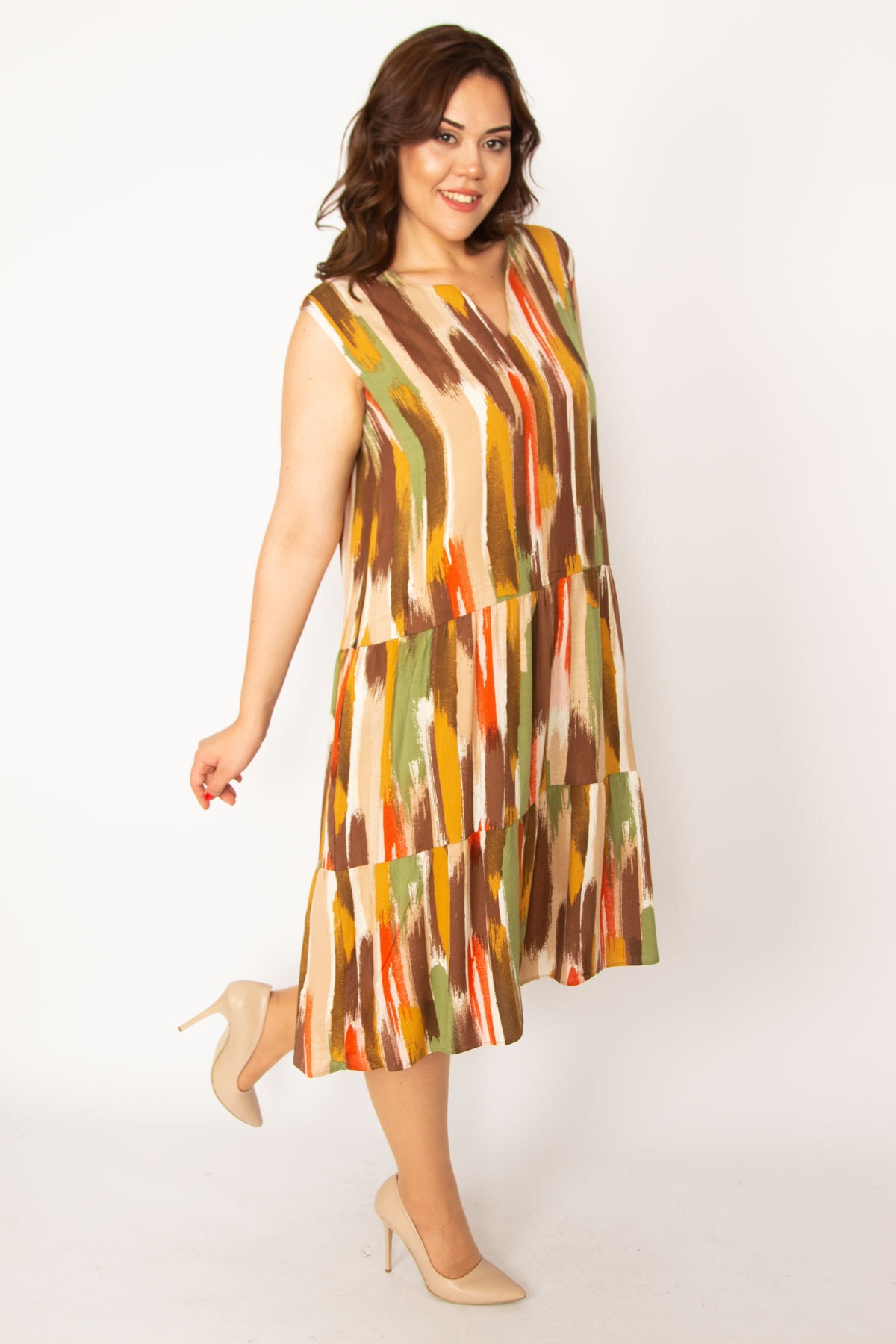 Levně Şans Women's Large Size Colorful Woven Viscose Fabric Brush Patterned V-Neck Dress