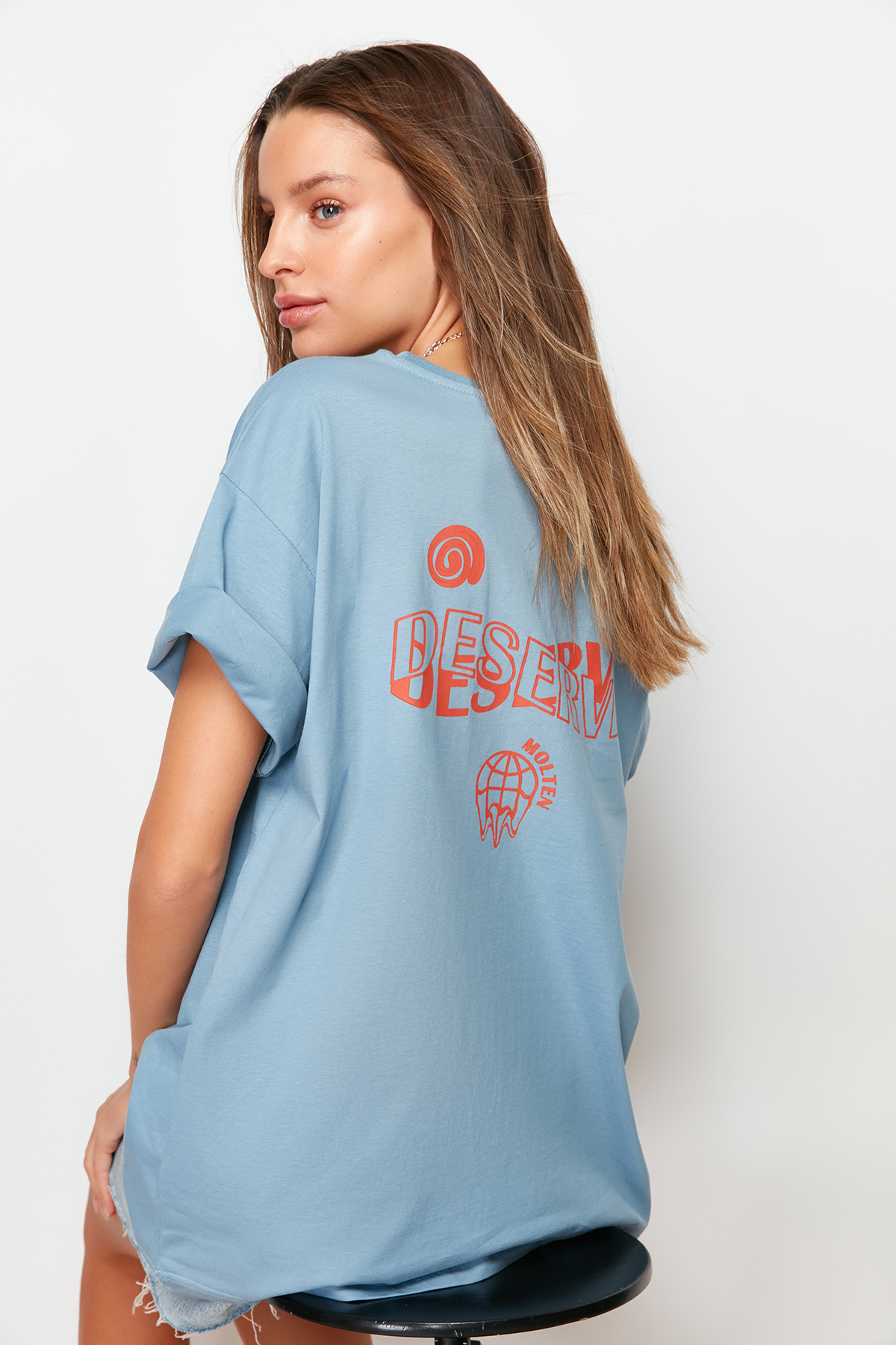 Levně Trendyol Indigo 100% Cotton Slogan Printed on the Back Boyfriend Fit Crew Neck Knitted T-Shirt