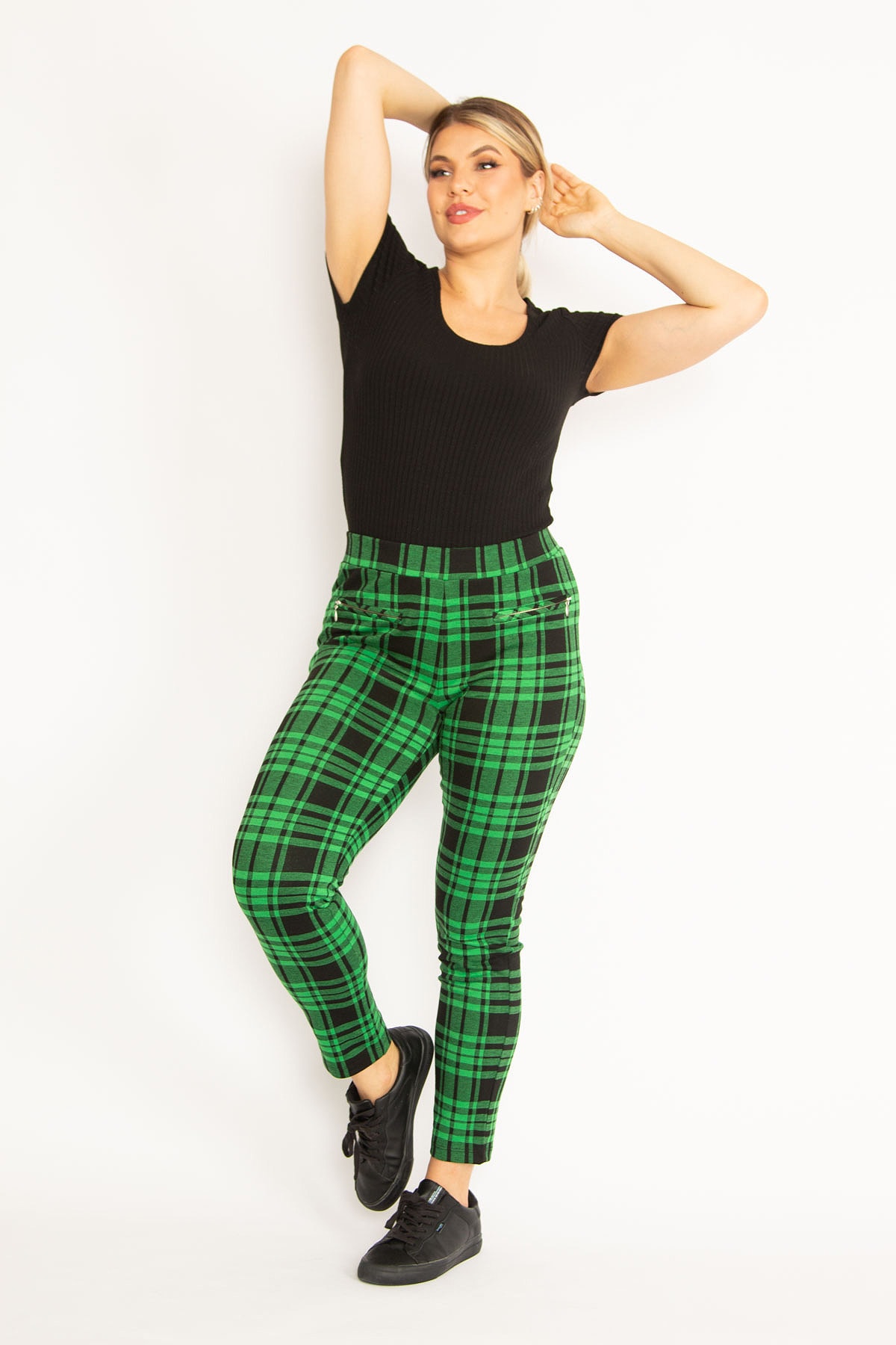Levně Şans Women's Plus Size Green Checkered Leggings With Zippered Ornamental Pockets