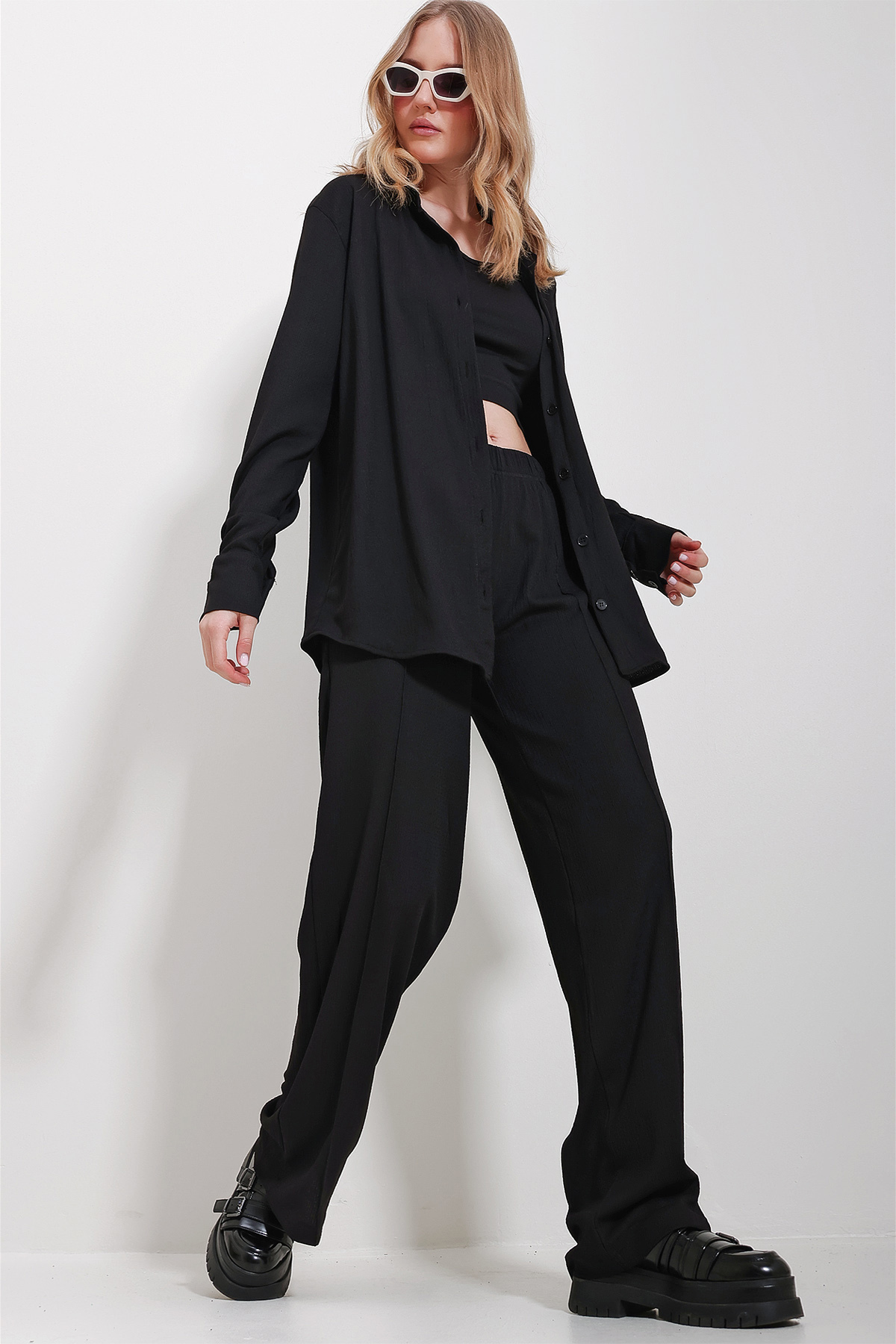 Levně Trend Alaçatı Stili Women's Black Crop Undershirt Shirt And Trousers Suit