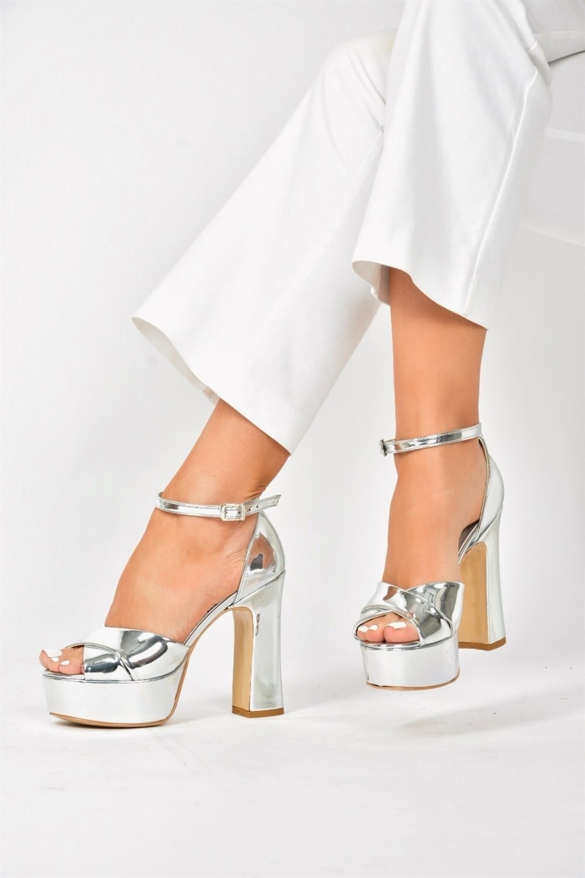 Levně Fox Shoes Silver Mirror Platform Thick Heeled Evening Dress Shoes