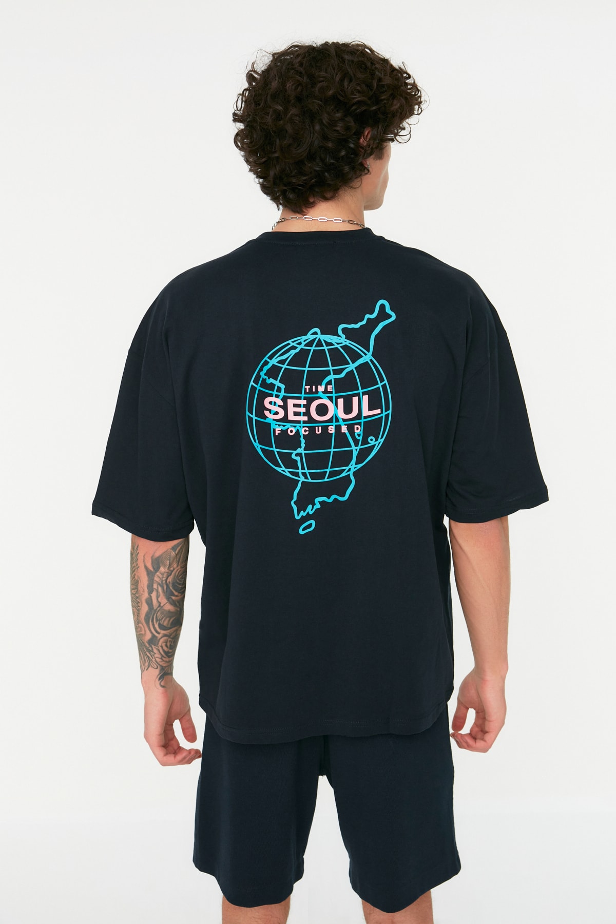Levně Trendyol Navy Blue Oversize/Wide-Fit Seoul City Printed Short Sleeve 100% Cotton T-Shirt